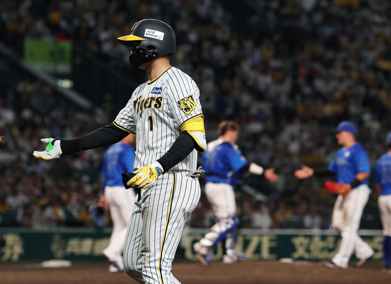 阪神対DeNA 9回裏阪神2死一塁、二ゴロに倒れ試合終了となり、引き揚げる森下（撮影・前田充）
