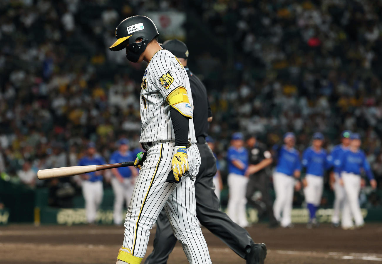 阪神対DeNA 9回裏阪神2死一塁、二ゴロに倒れ試合終了となり、引き揚げる森下（撮影・前田充）