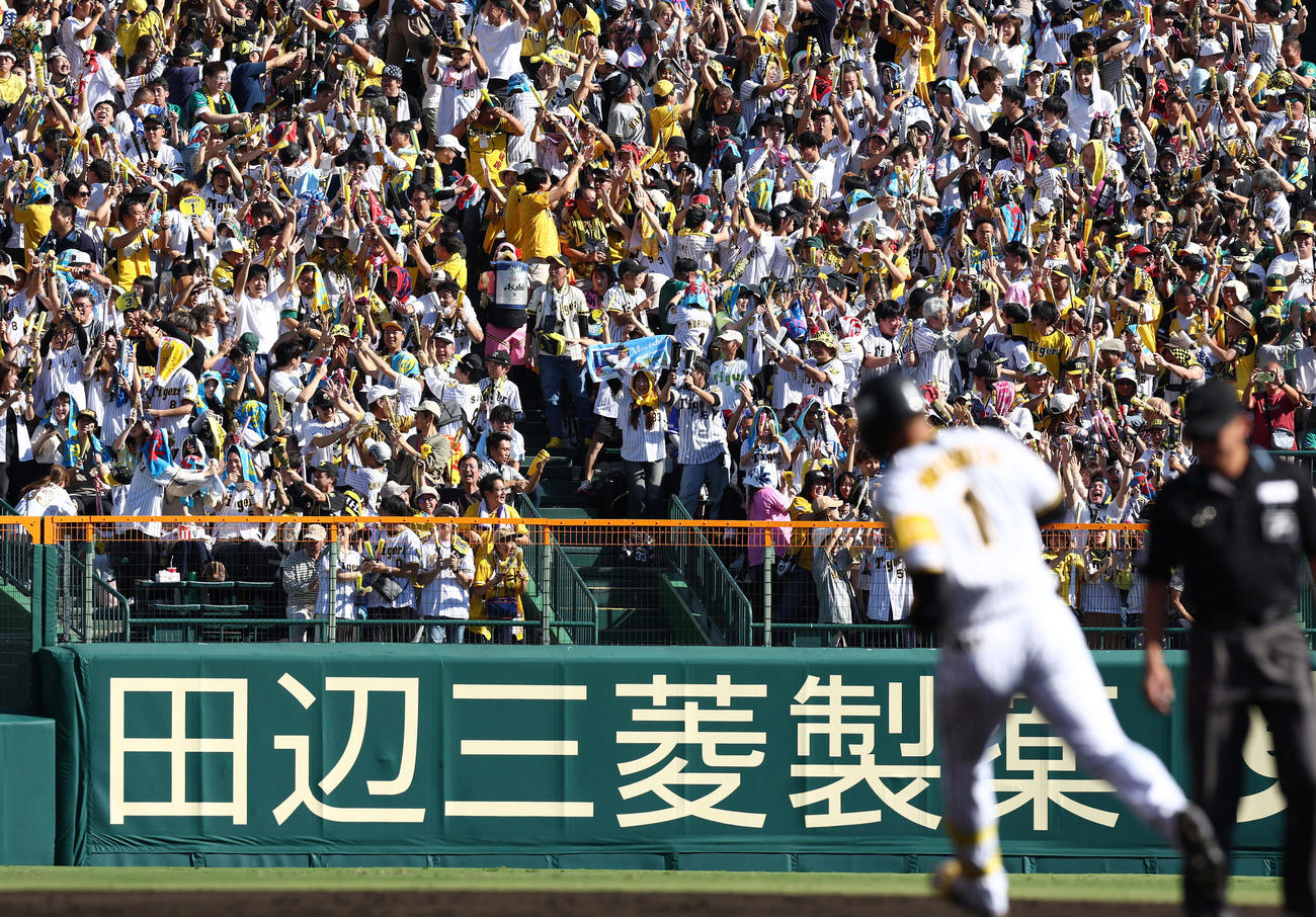 阪神対DeNA 1回裏阪神2死、森下（手前）の先制本塁打に盛り上がるファンたち（撮影・前田充）