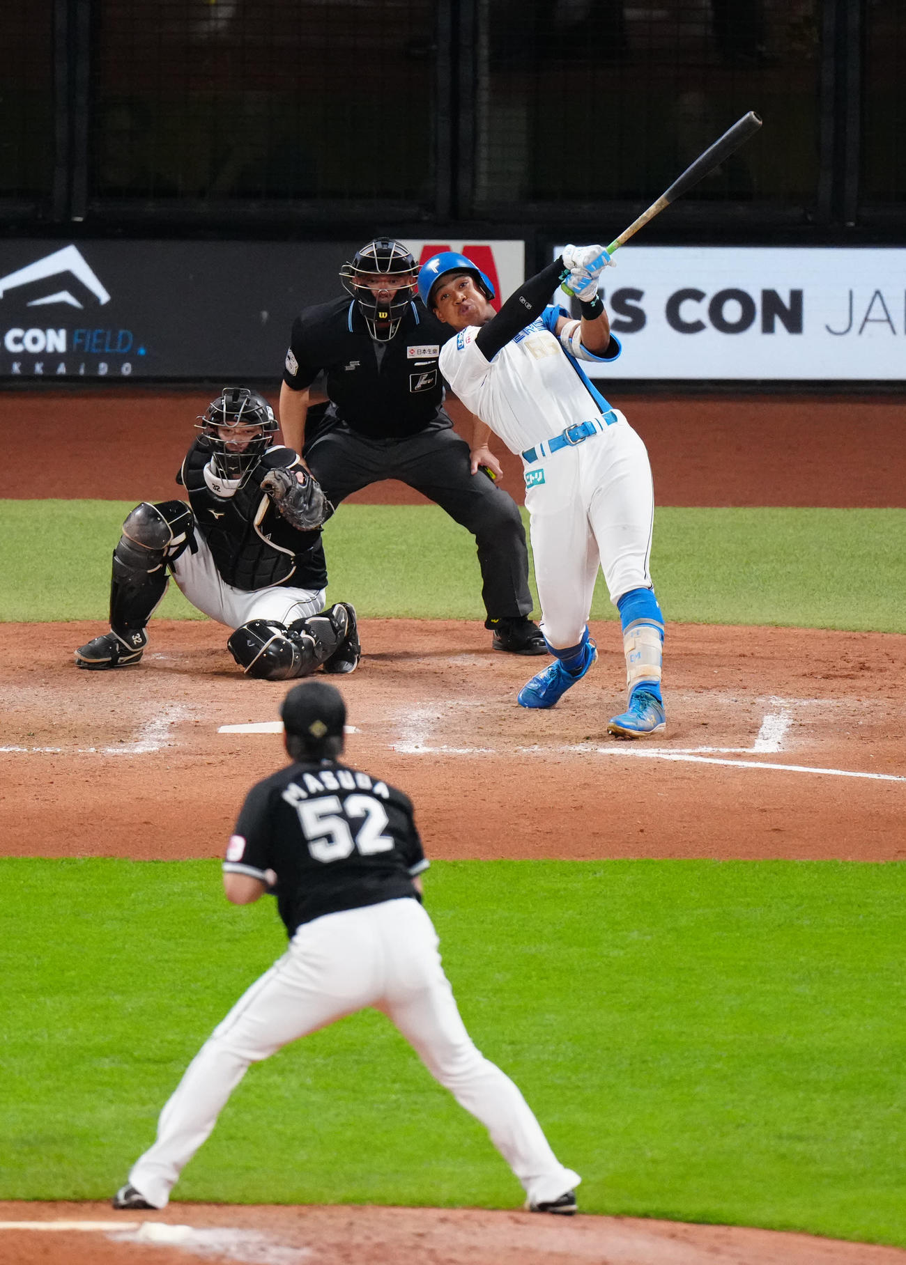 日本ハム対ロッテ　9回裏日本ハム1死、ソロ本塁打を放つ万波。投手益田（撮影・江口和貴）