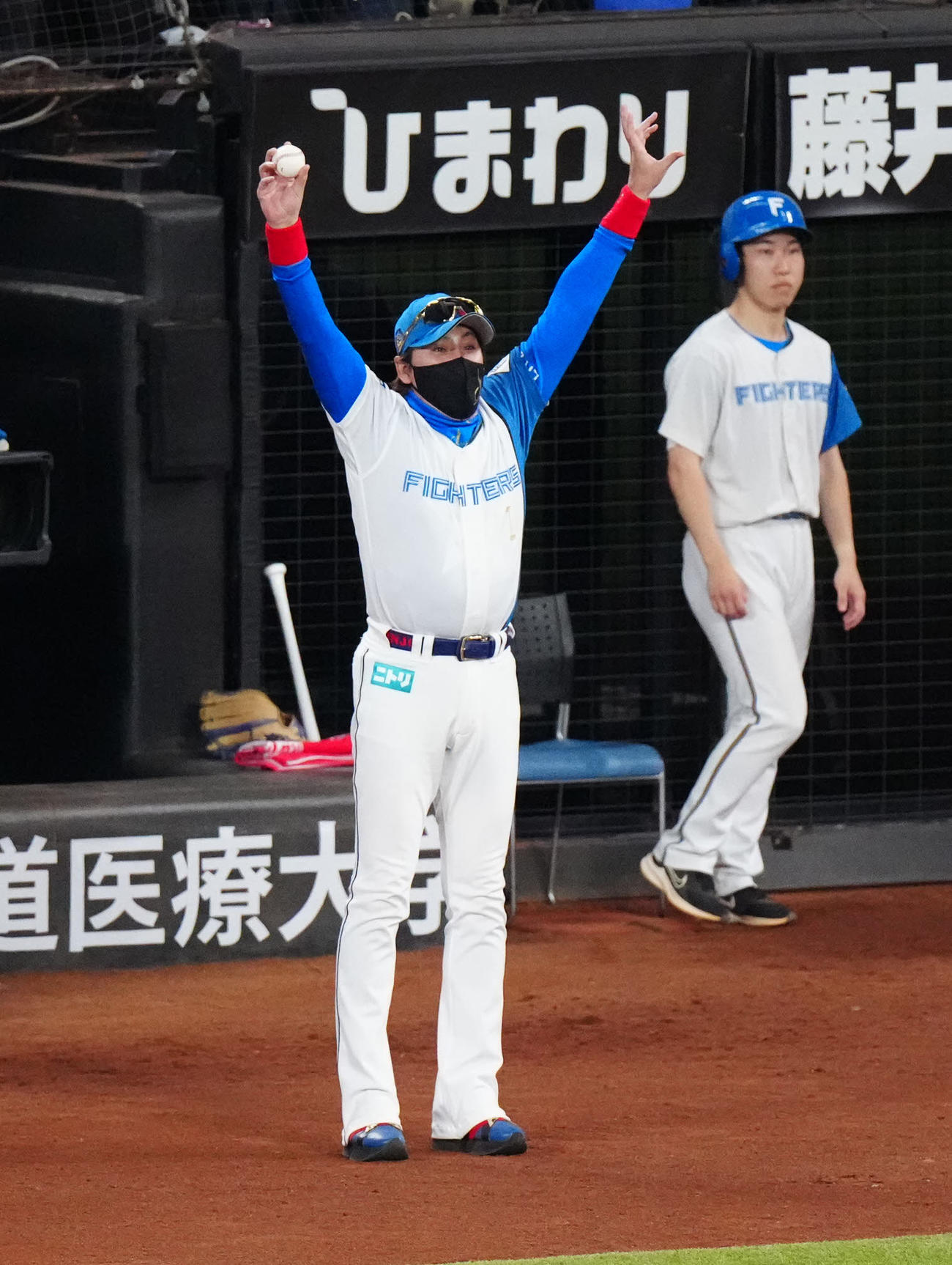 日本ハム対ロッテ　9回裏日本ハム1死、万波がソロ本塁打を放ち、ベンチから出て歓喜する新庄監督（撮影・江口和貴）