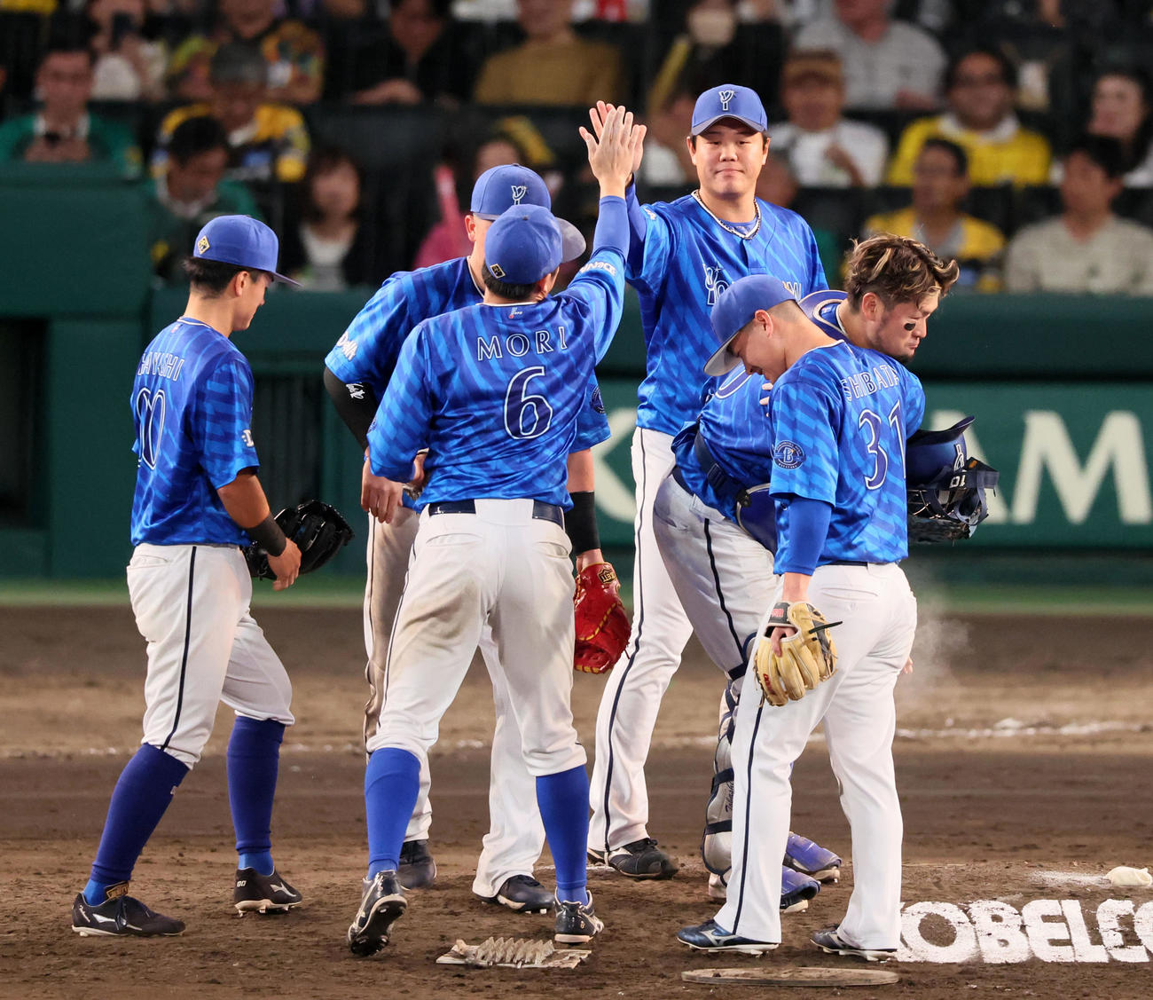 阪神対DeNA　阪神に勝利しナインとタッチする上茶谷（撮影・加藤哉）