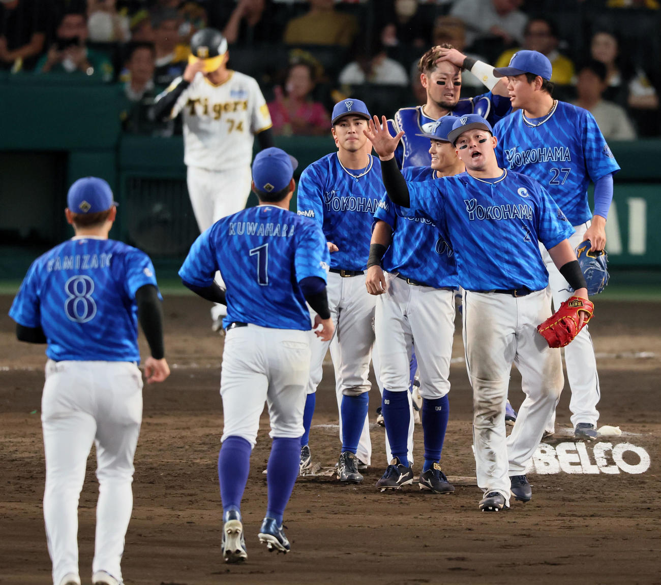 阪神対DeNA　阪神に勝利し牧秀悟らDeNAナインはマウンドでタッチする（撮影・加藤哉）