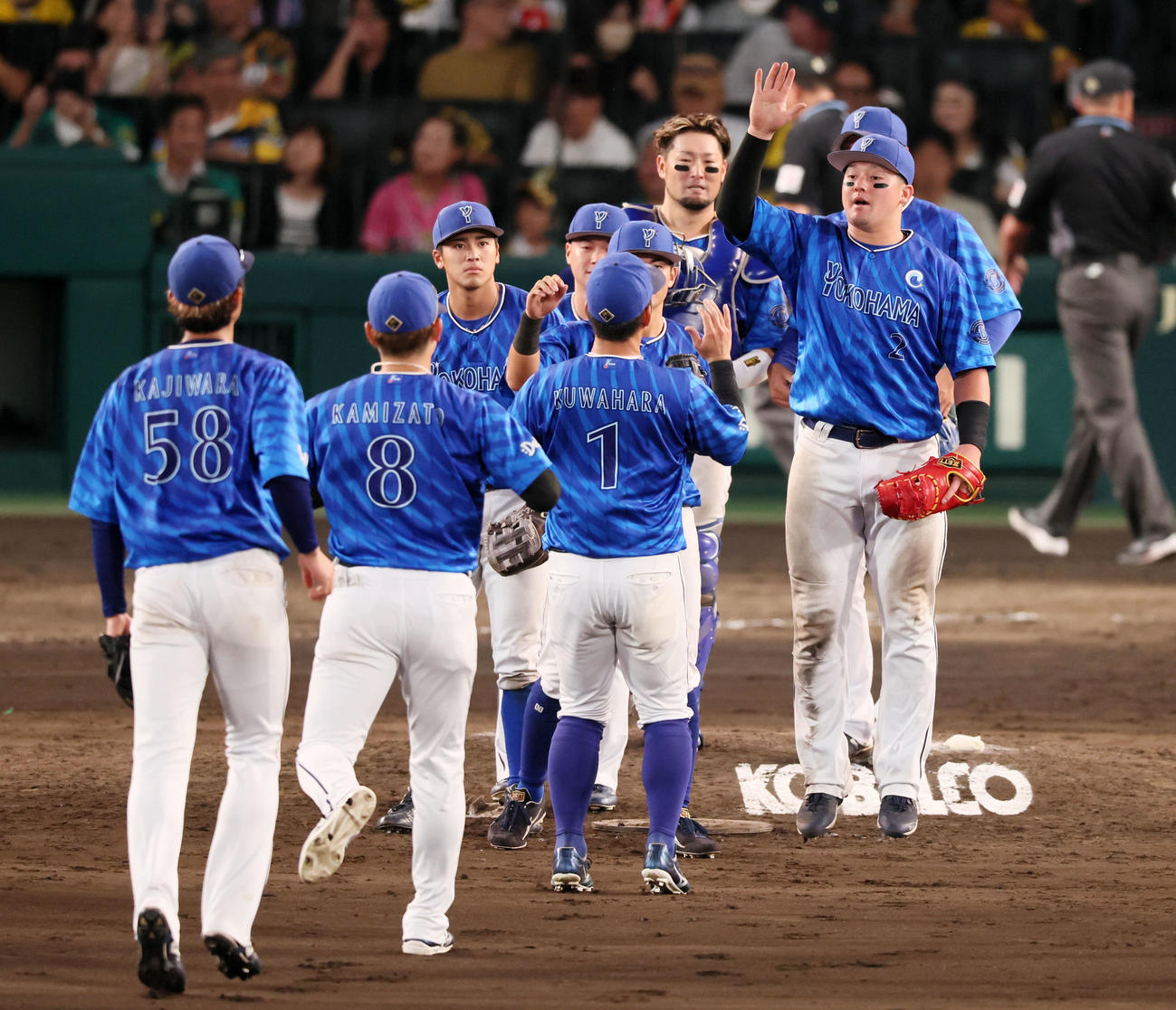 阪神対DeNA　阪神に勝利し牧秀悟らDeNAナインはマウンドでタッチする（撮影・加藤哉）