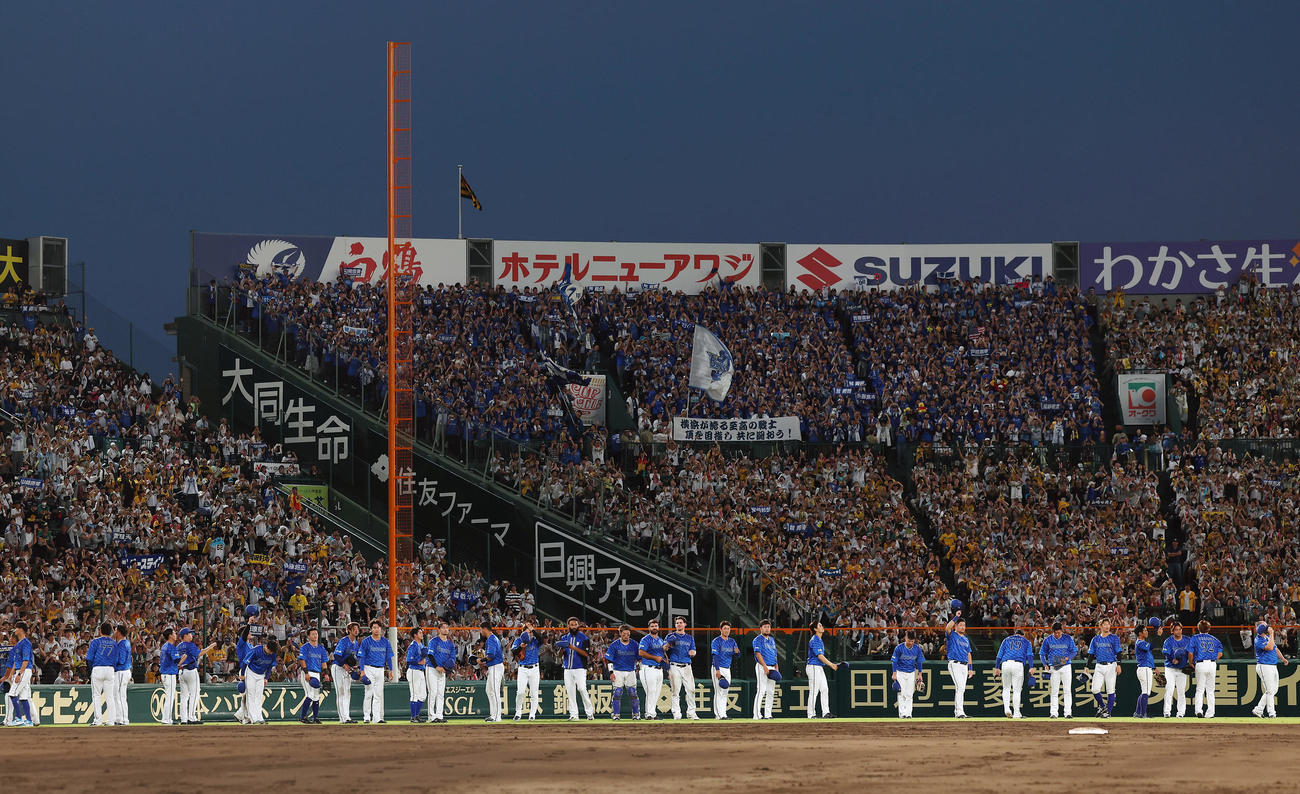 阪神対DeNA　阪神に勝利しファイナルステージ進出を決め、スタンドのファンにあいさつするDeNAの選手たち（撮影・前田充）