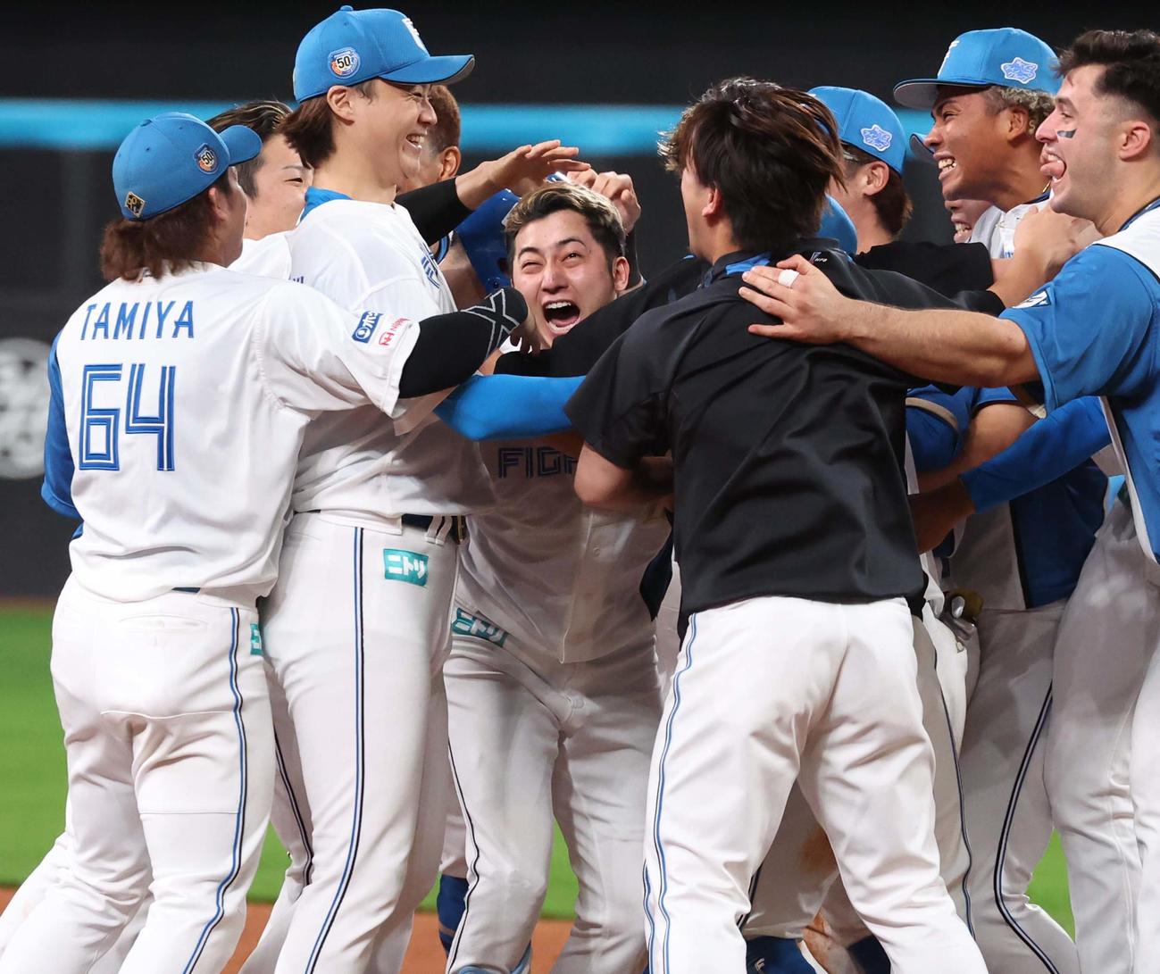 日本ハム対ロッテ　10回裏、サヨナラ打を放ちナインに頭をたたかれる浅間（撮影・黒川智章）