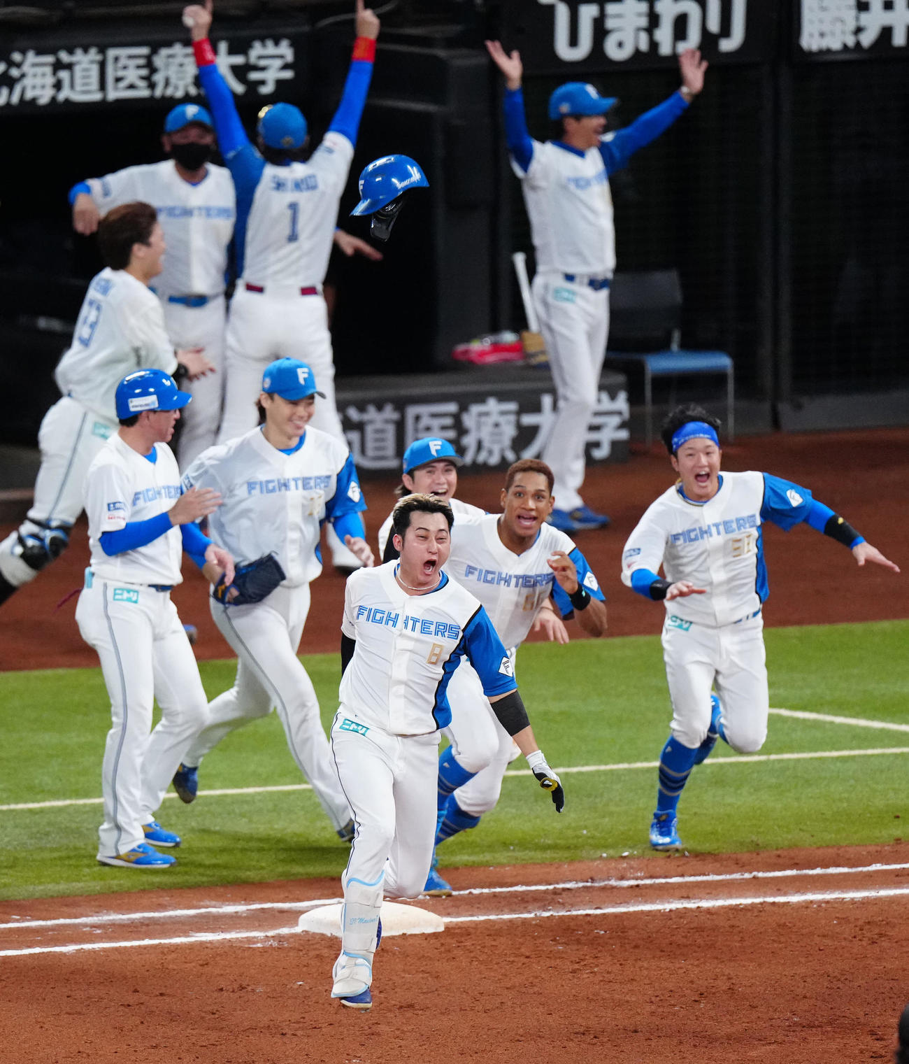 日本ハム対ロッテ　10回裏日本ハム2死一、三塁、サヨナラ適時打を放ち歓喜する浅間（手前）（撮影・江口和貴）