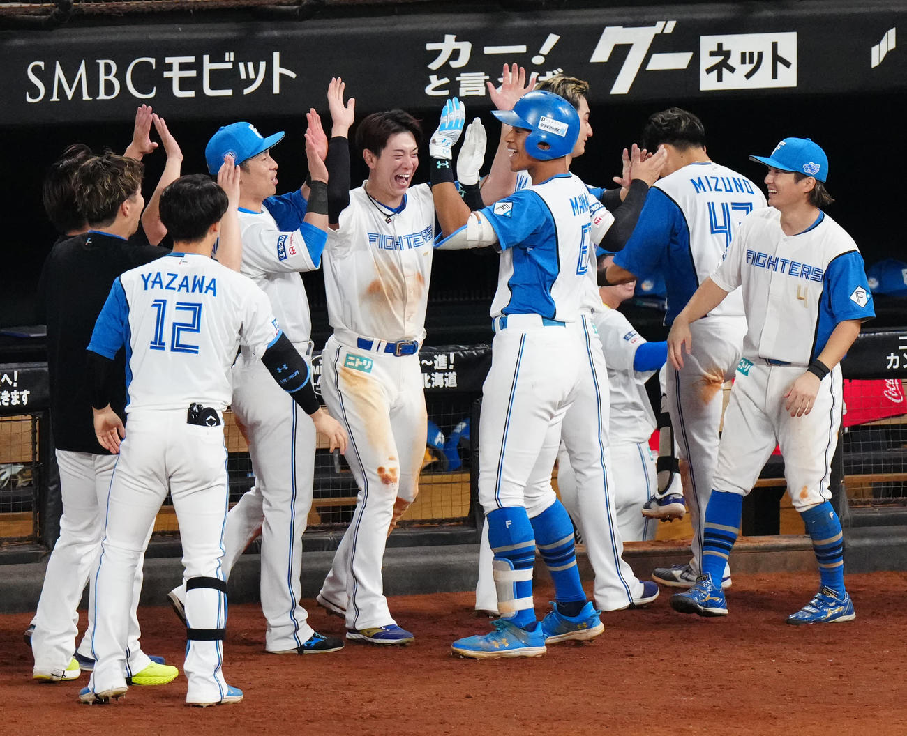 日本ハム対ロッテ　9回裏日本ハム1死、ソロ本塁打を放ちチームメートと喜ぶ万波（中央右）（撮影・江口和貴）