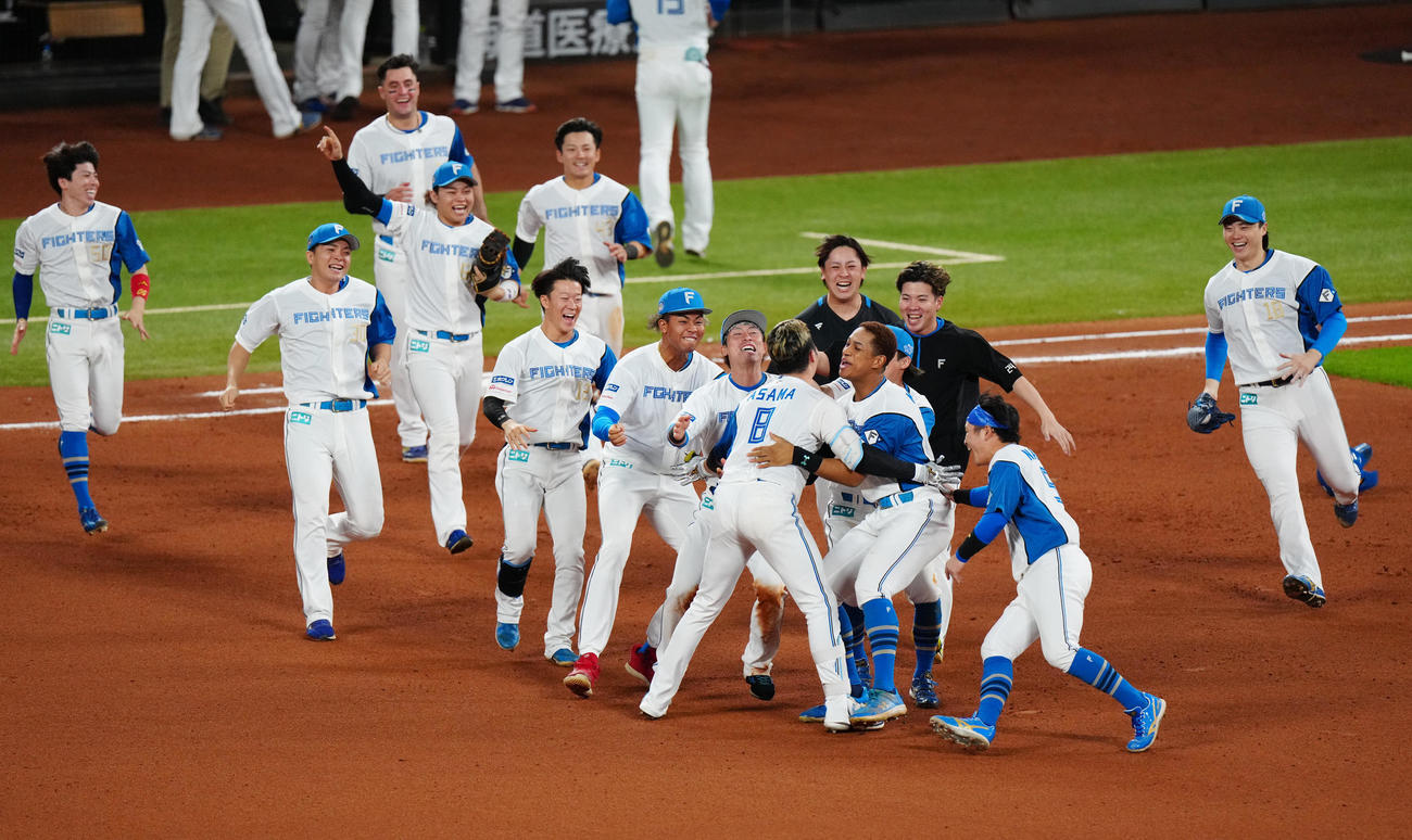 日本ハム対ロッテ　10回裏日本ハム2死一、三塁、浅間（手前中央）がサヨナラ適時打を放ち歓喜する選手たち（撮影・江口和貴）