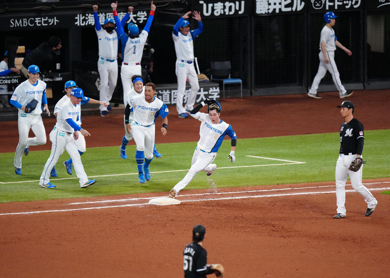日本ハム対ロッテ　10回裏日本ハム2死一、三塁、サヨナラ適時打を放ち歓喜する浅間（中央）（撮影・江口和貴）