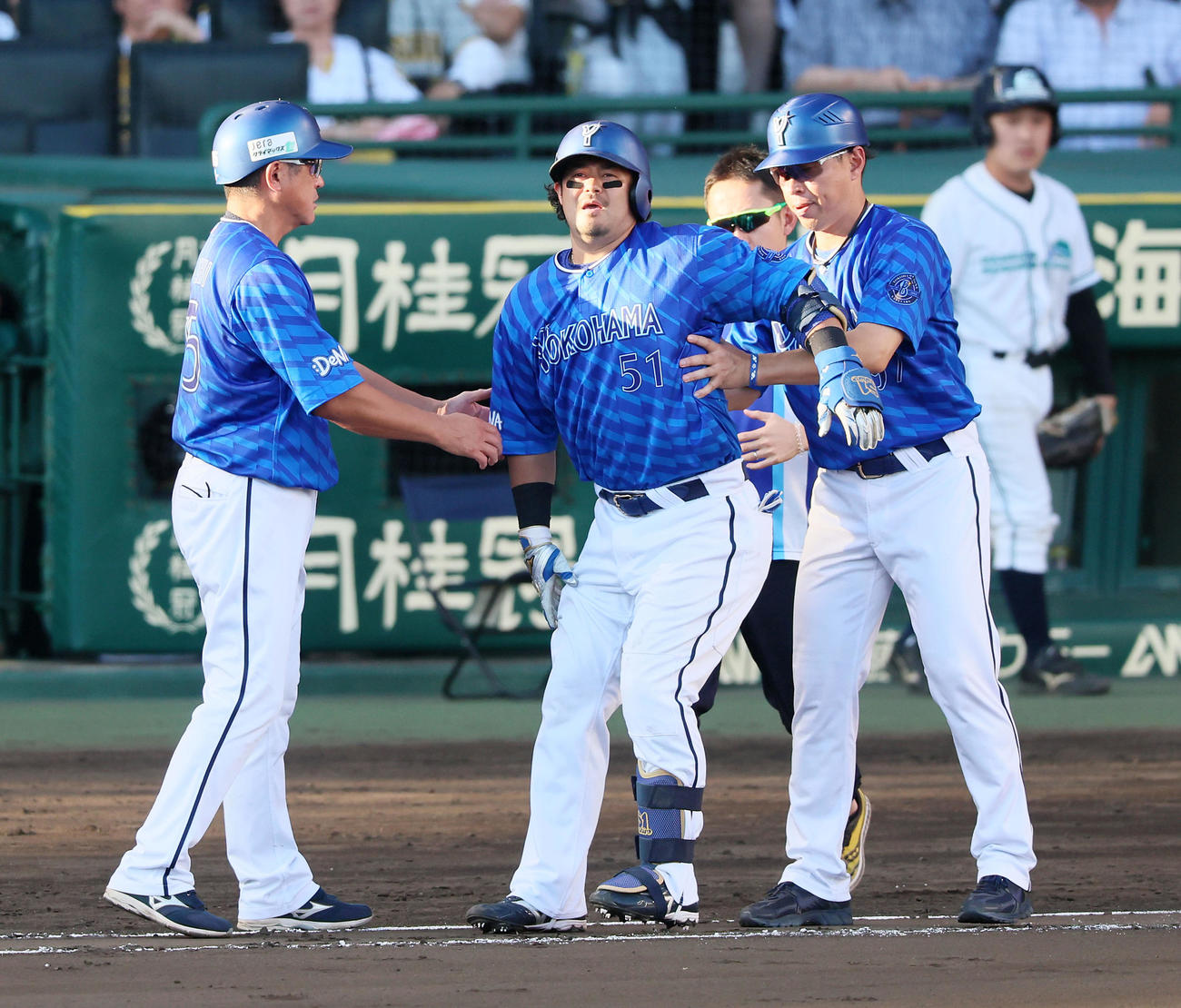阪神対DeNA 7回表DeNA1死、宮崎は三ゴロを打ち負傷交代（撮影・加藤哉）