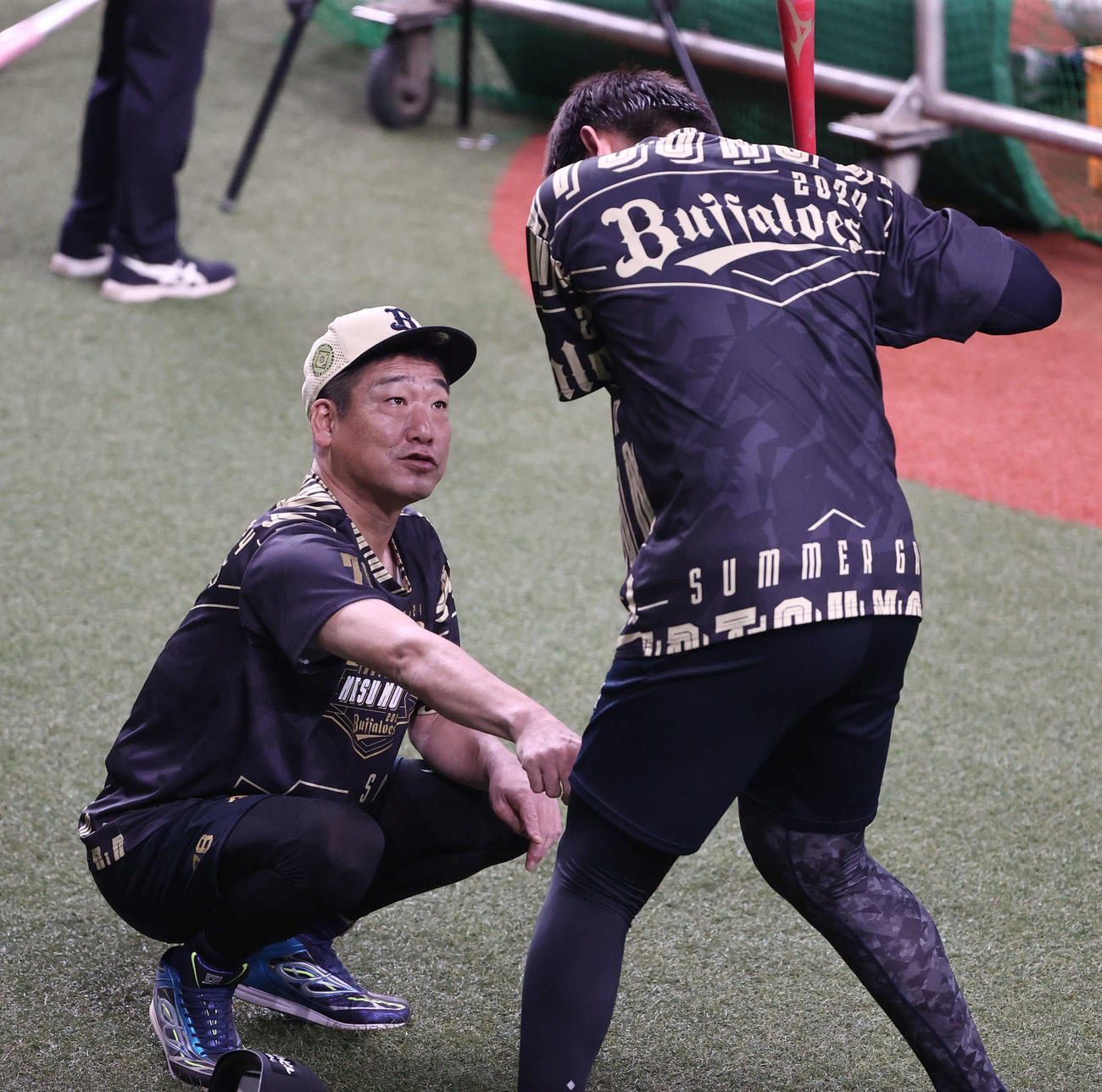試合前の練習で紅林（右）を指導するオリックス中嶋監督（2024年8月撮影）