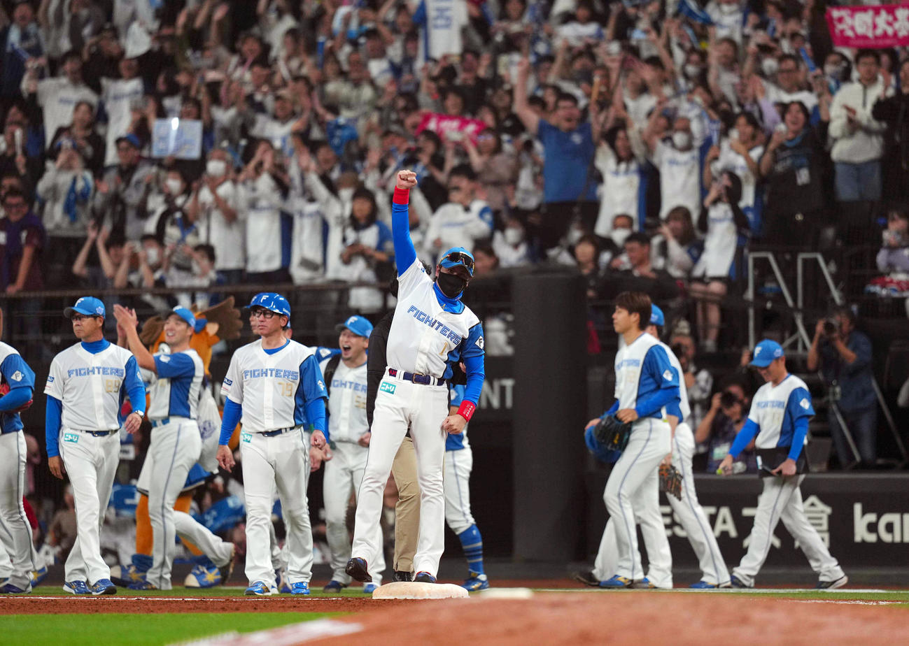 日本ハム対ロッテ　10回裏日本ハム2死一、三塁、浅間のサヨナラ打で勝利し、ベース上で力強くガッツポーズをする新庄監督（撮影・狩俣裕三）