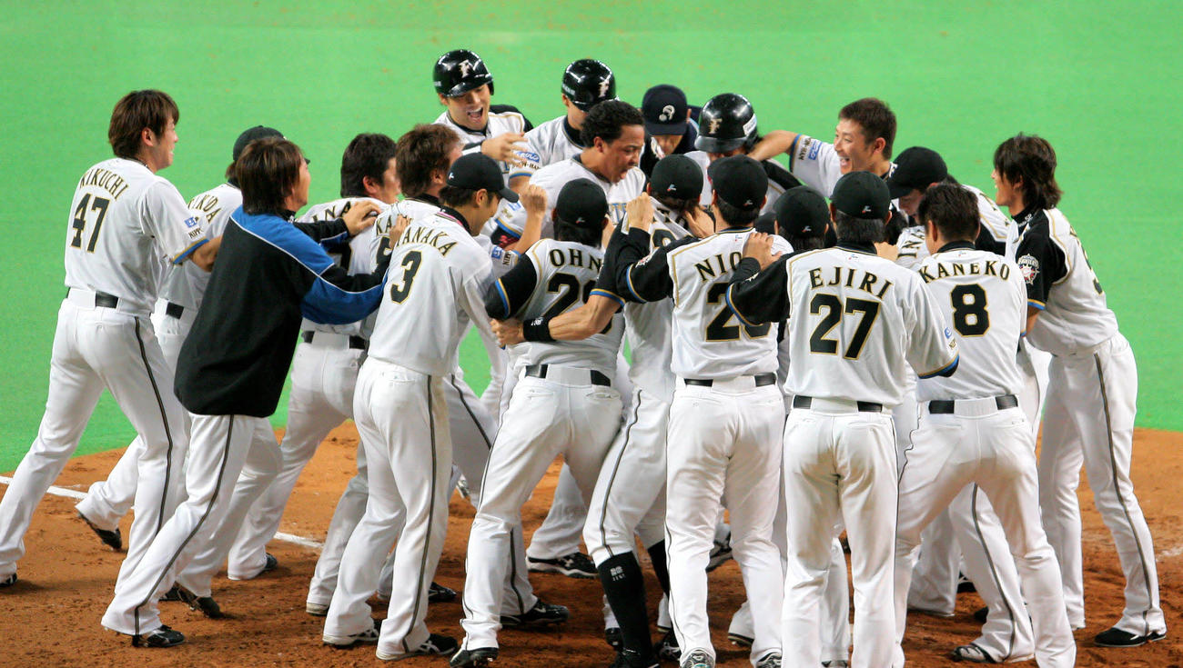 パCS第2S　日本ハム対楽天第1戦　9回裏1死満塁、サヨナラ満塁本塁打を放ったターメル・スレッジは歓喜の輪を作るナインの元へ生還する（撮影・加藤哉）＝2009年10月21日、札幌ドーム幕切れ　歓喜　祝福　出迎えターメル・スレッジ、ポストシーズン史上初逆転サヨナラ満塁本塁打！パ・リーグ　クライマックスシリーズ・第2ステージ(2009年10月21日撮影)