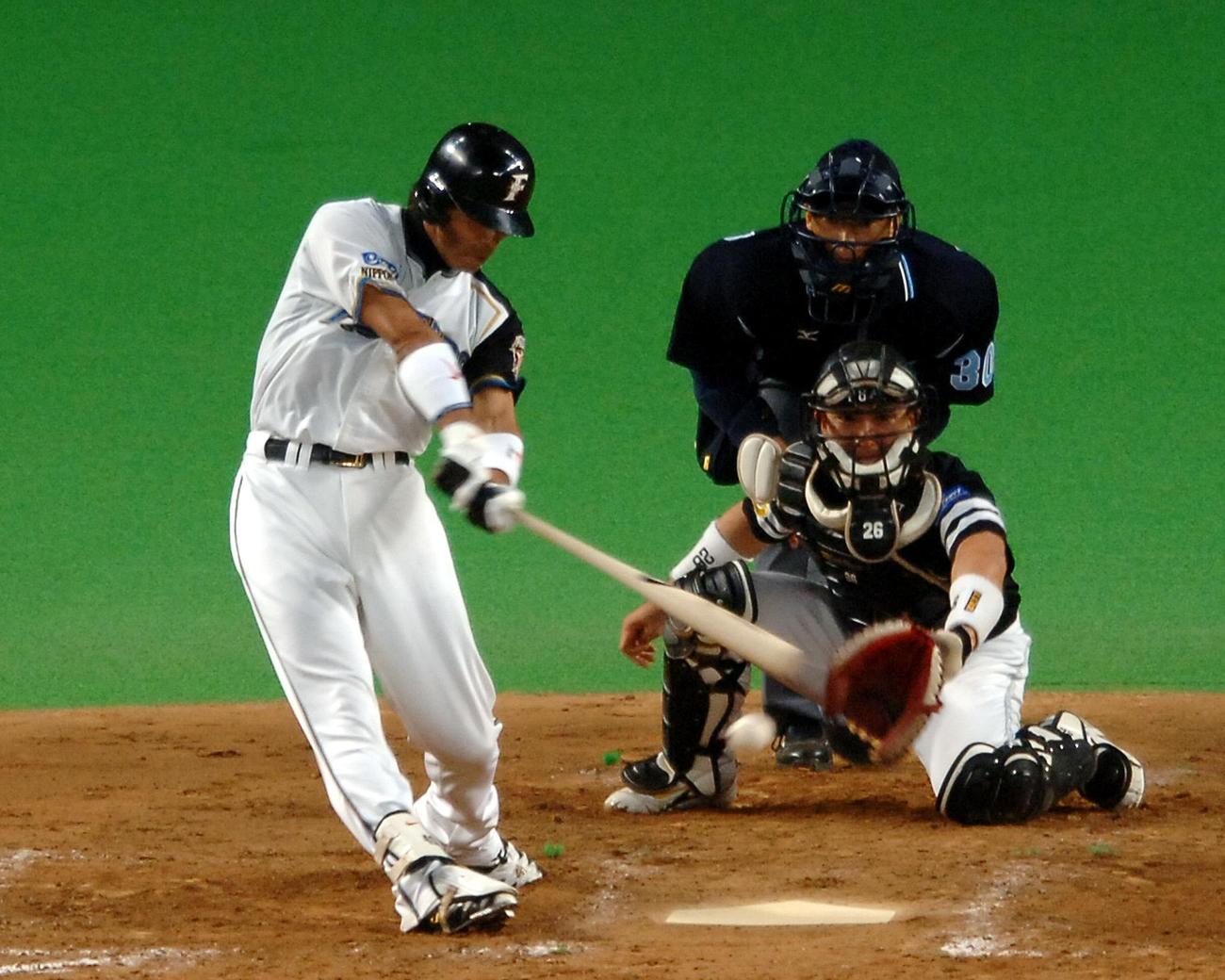 プレーオフ第2ステージ第2戦　日本ハム対ソフトバンク　サヨナラの内野安打を放つ稲葉篤紀（2006年10月12日撮影）