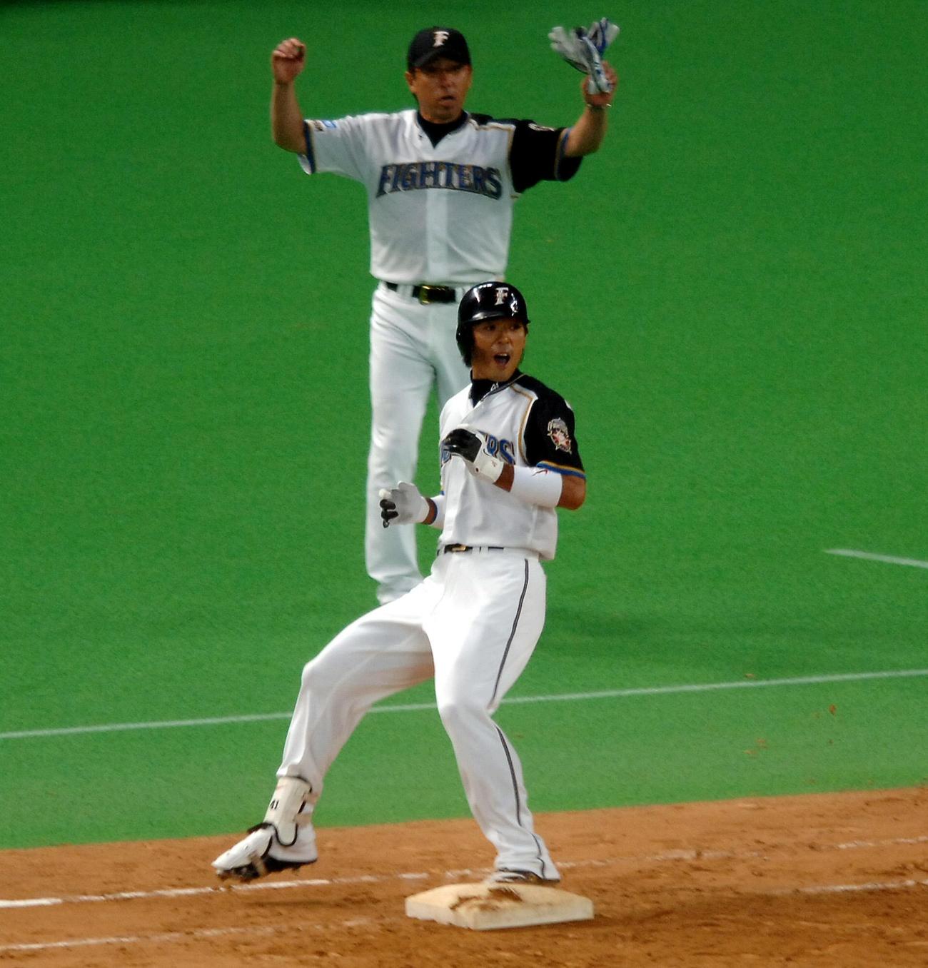 プレーオフ第2ステージ第2戦　日本ハム対ソフトバンク　サヨナラ内野安打の稲葉篤紀は一塁を踏むと二塁のジャッジを見る（2006年10月12日撮影）