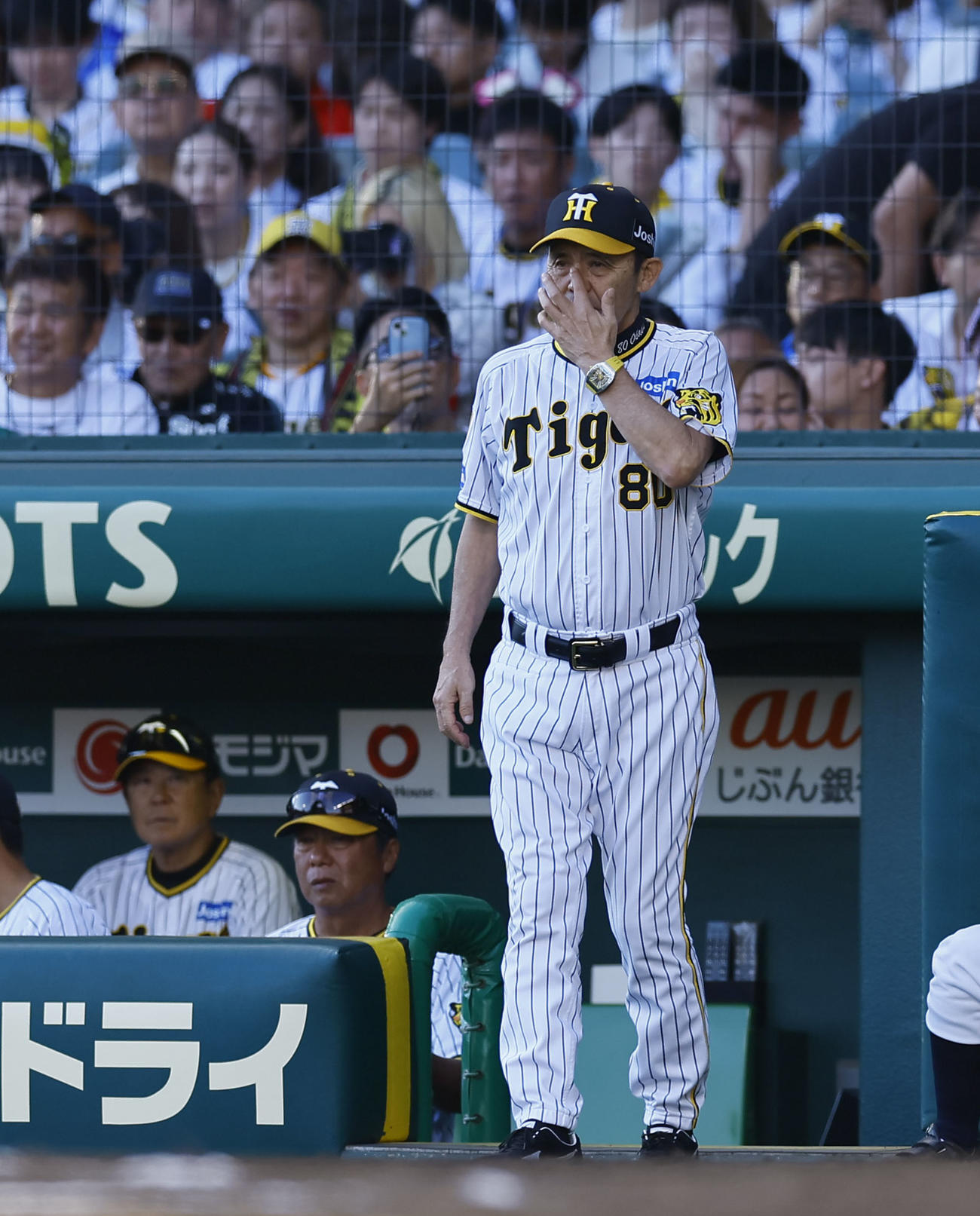 阪神対DeNA 7回表DeNA無死一、二塁、投手交代を告げるためベンチを出る岡田監督（撮影・藤尾明華）