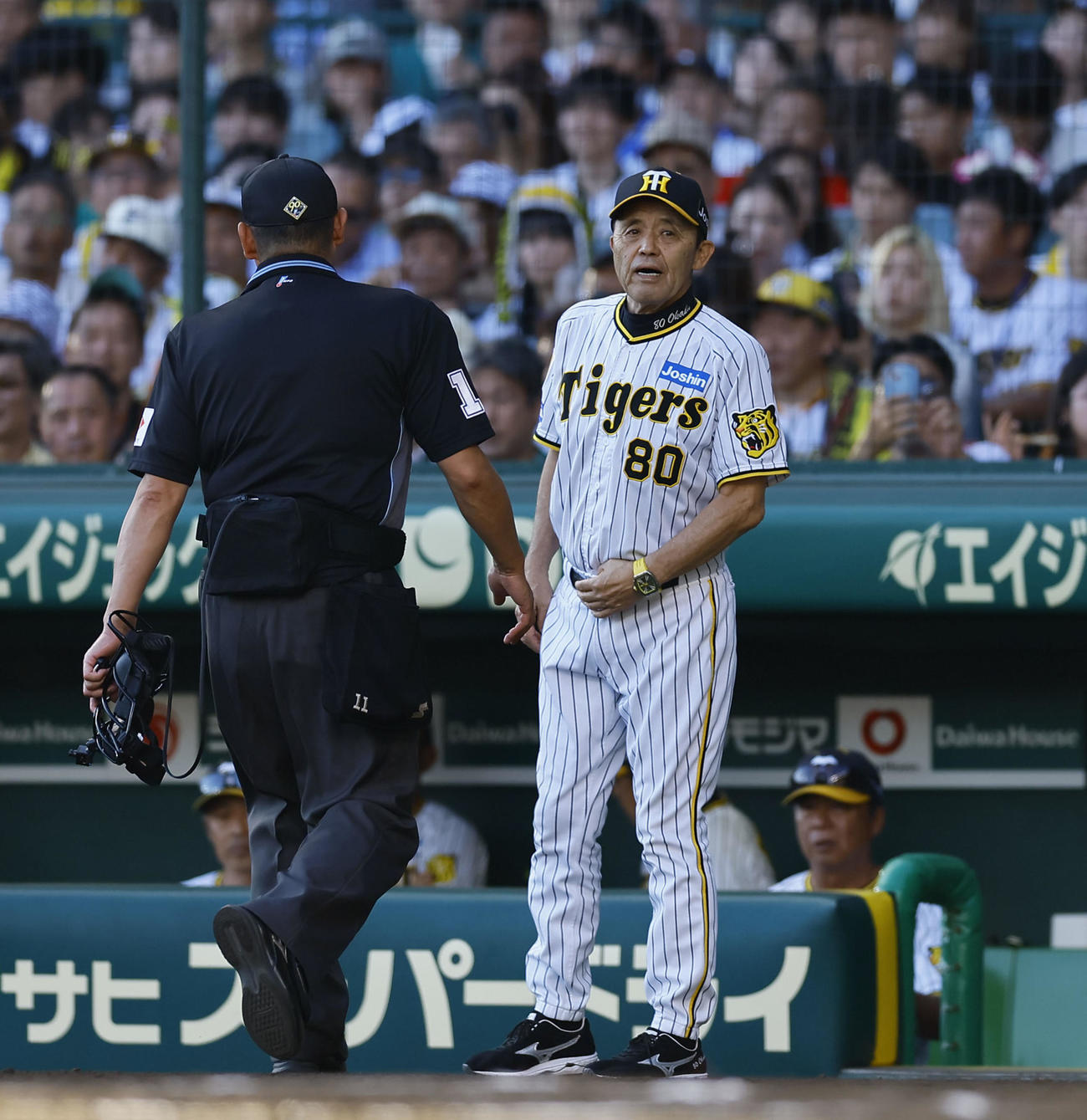 阪神対DeNA 7回表DeNA無死一、二塁、投手交代を告げる岡田監督（撮影・藤尾明華）