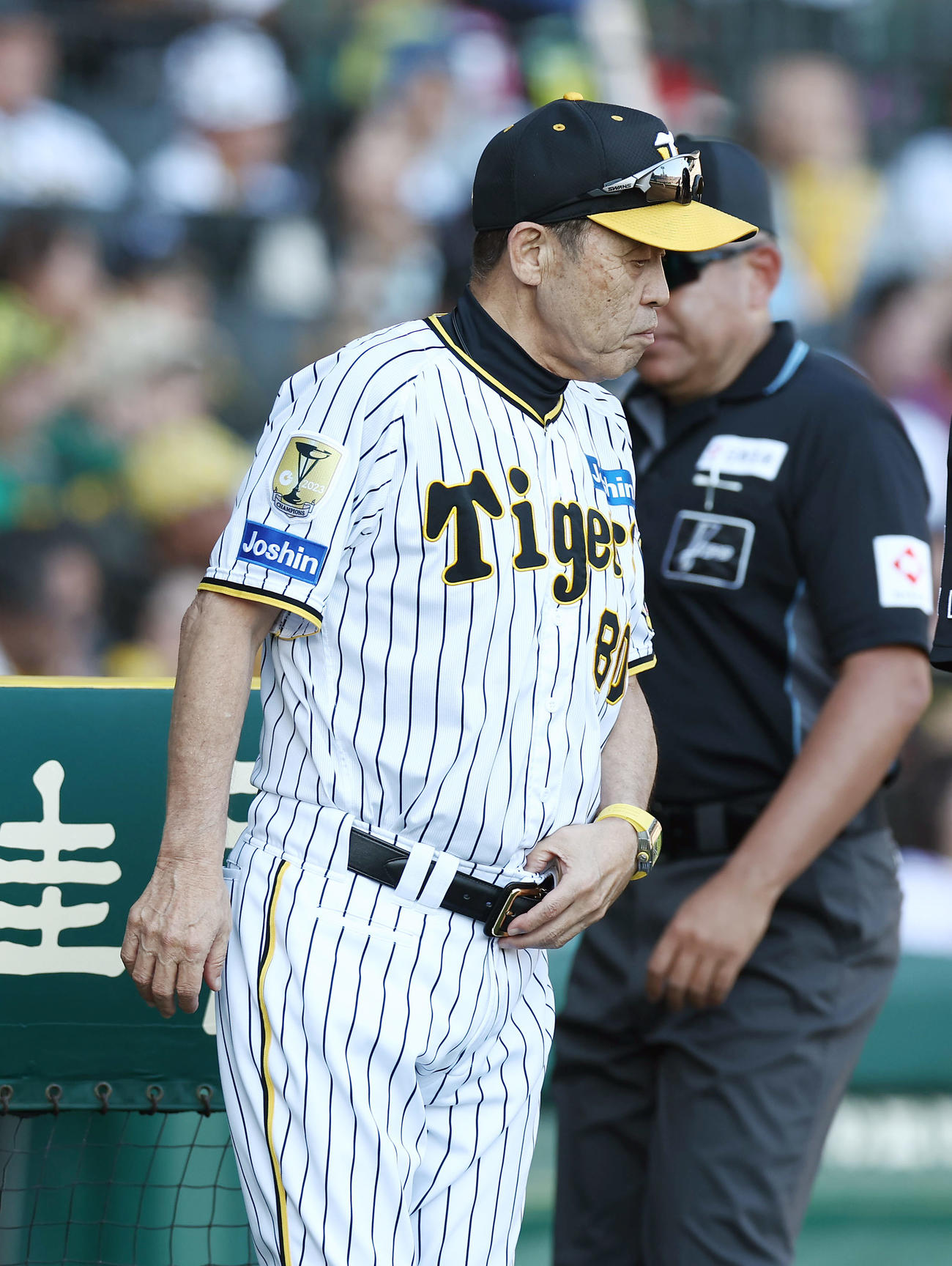 阪神対DeNA 5回裏を終え、選手交代を告げる岡田監督（撮影・前田充）