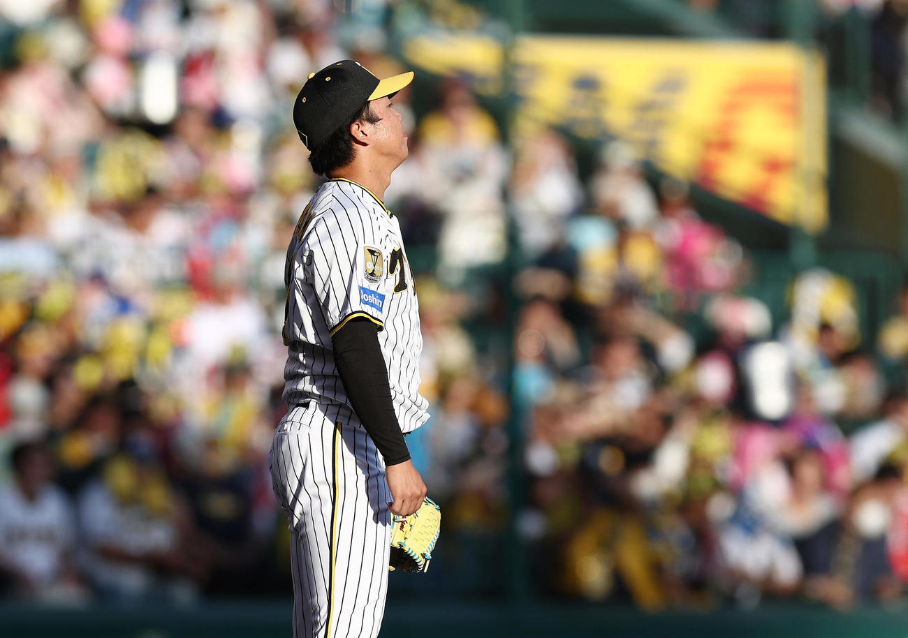 阪神対DeNA　7回表DeNA無死、代打フォードに本塁打を浴びる村上（撮影・前田充）