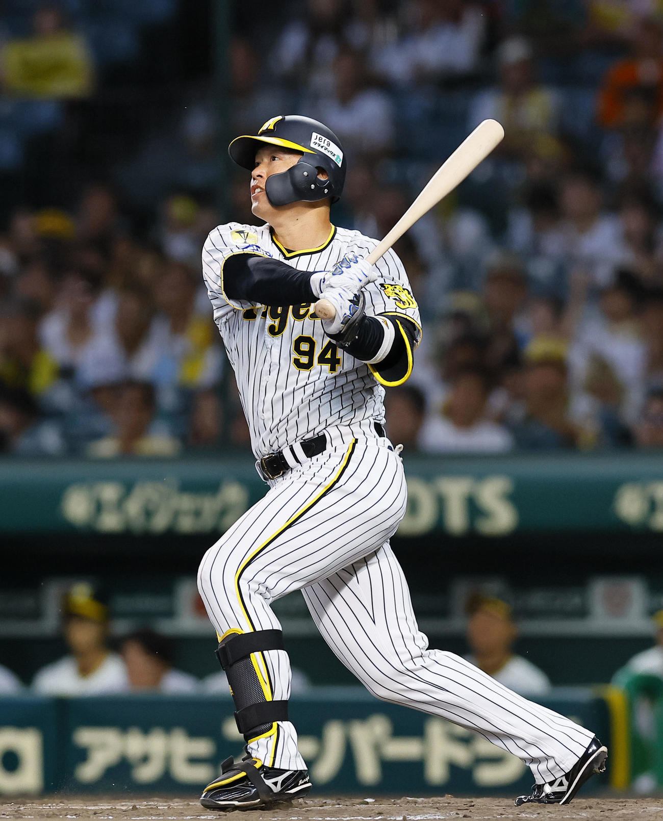 阪神対DeNA 9回裏阪神1死、代打原口は左越えに本塁打を放つ（撮影・藤尾明華）