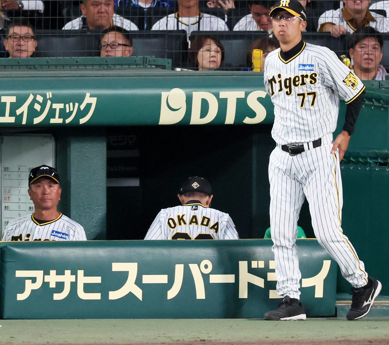 阪神対DeNA DeNAに連敗しベンチから引き揚げる岡田監督（撮影・加藤哉）