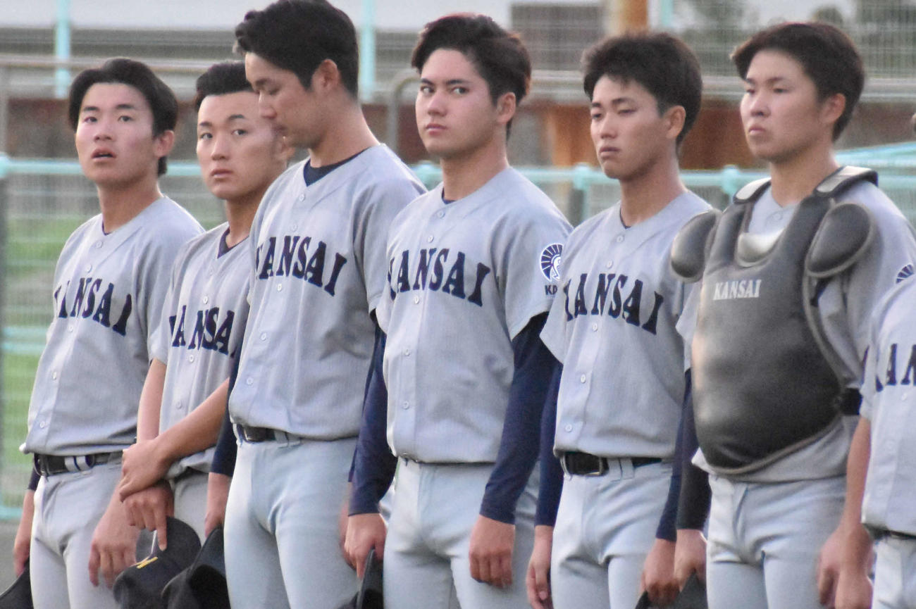 関学大戦に敗れ、悔しい表情を浮かべる関大・金丸（中央）（撮影・古財稜明）