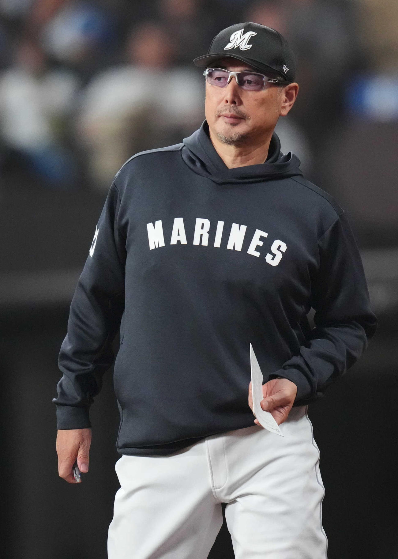 日本ハム対ロッテ　9回表を終え、選手の交代を告げる吉井監督（撮影・狩俣裕三）