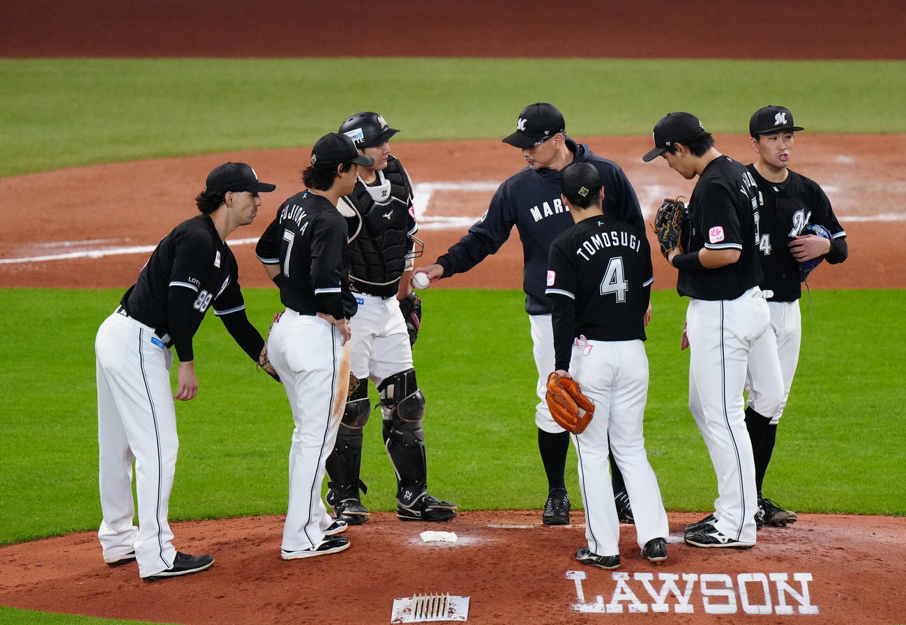 日本ハム対ロッテ　7回裏途中で降板するロッテ先発の小島（右端）（撮影・江口和貴）