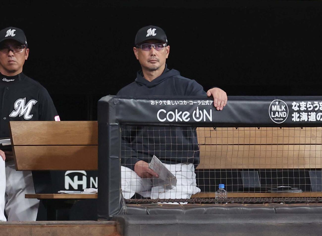 日本ハム対ロッテ　ベンチで試合を見つめる吉井監督（撮影・黒川智章）