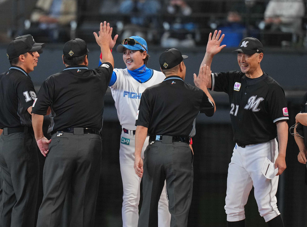 日本ハム対ロッテ　試合前、審判団とタッチを交わす新庄監督（中央）と吉井監督（撮影・狩俣裕三）