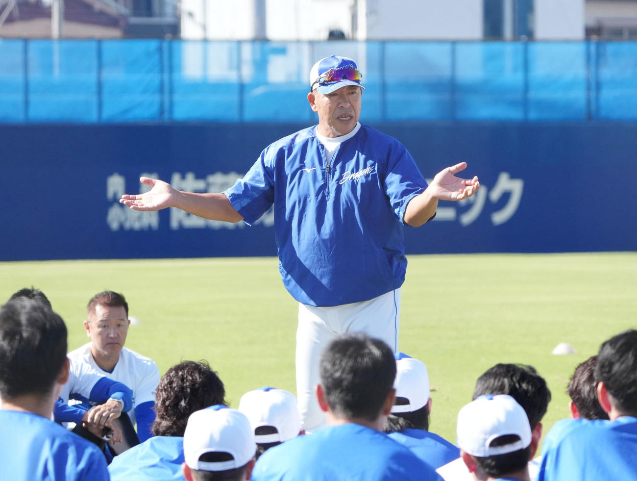 練習初日、ナインを座らせ話をする井上監督（2024年10月12日撮影）