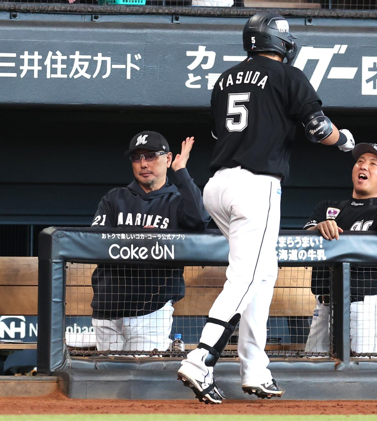 日本ハム対ロッテ　5回表、本塁打を放った安田を出迎える吉井監督（撮影・黒川智章）