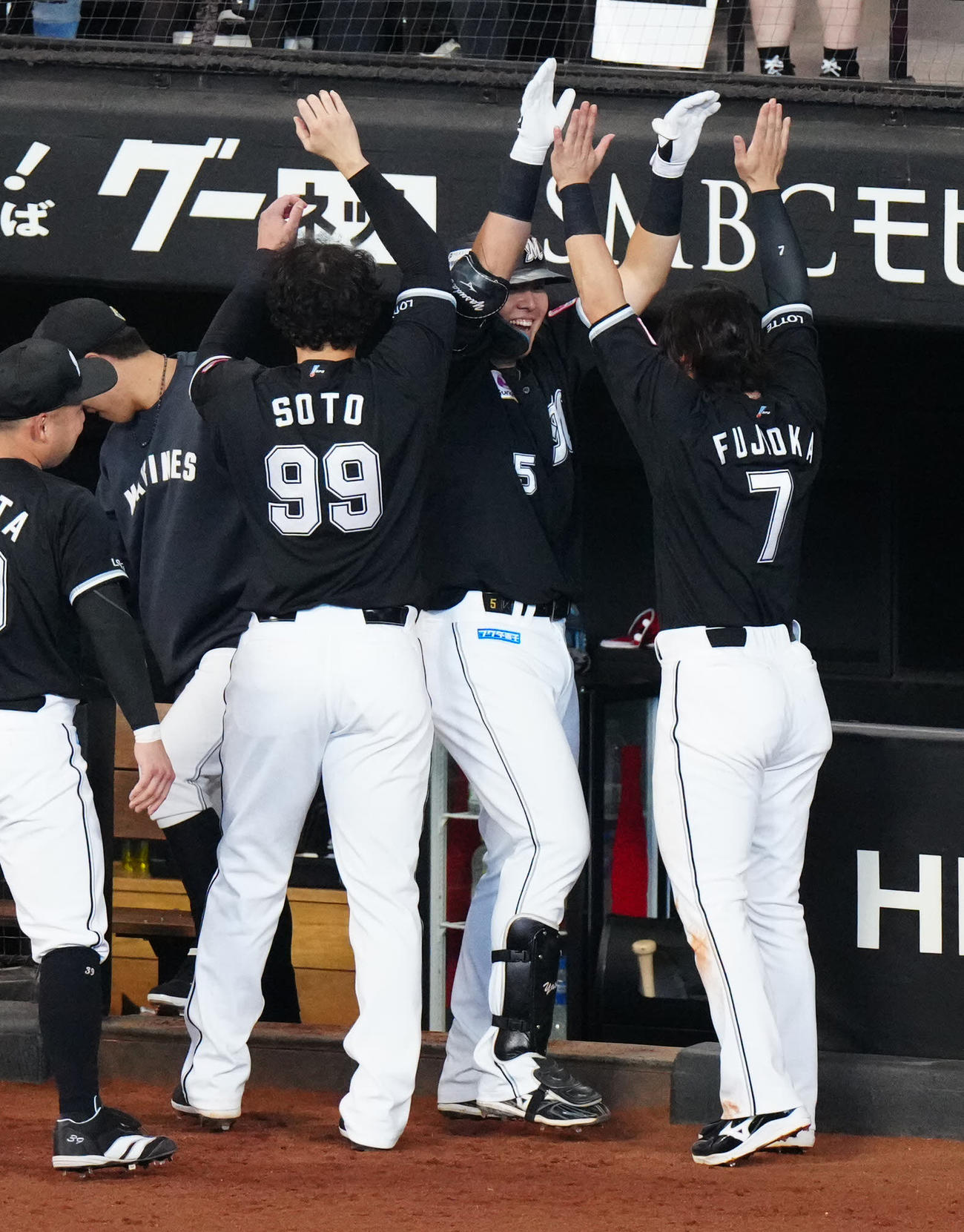 日本ハム対ロッテ　5回表ロッテ2死、先制ソロ本塁打を放ちタッチを交わす安田（中央）（撮影・江口和貴）