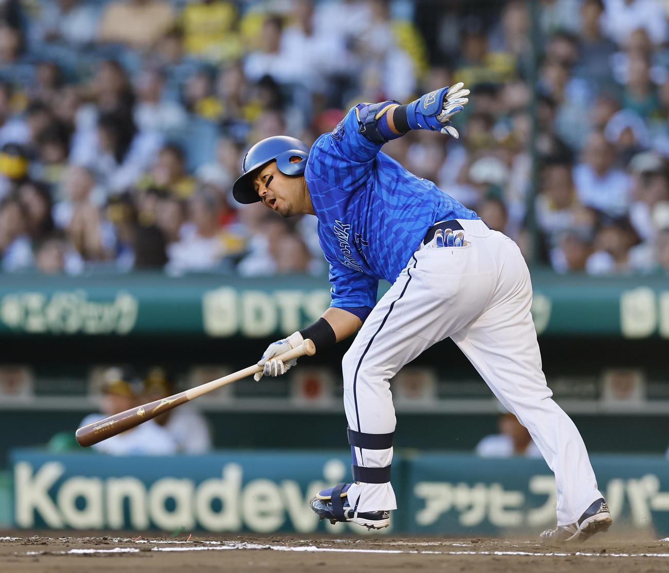 阪神対DeNA 7回表DeNA1死、三ゴロを放ち駆け出すも足を負傷する宮崎（撮影・藤尾明華）