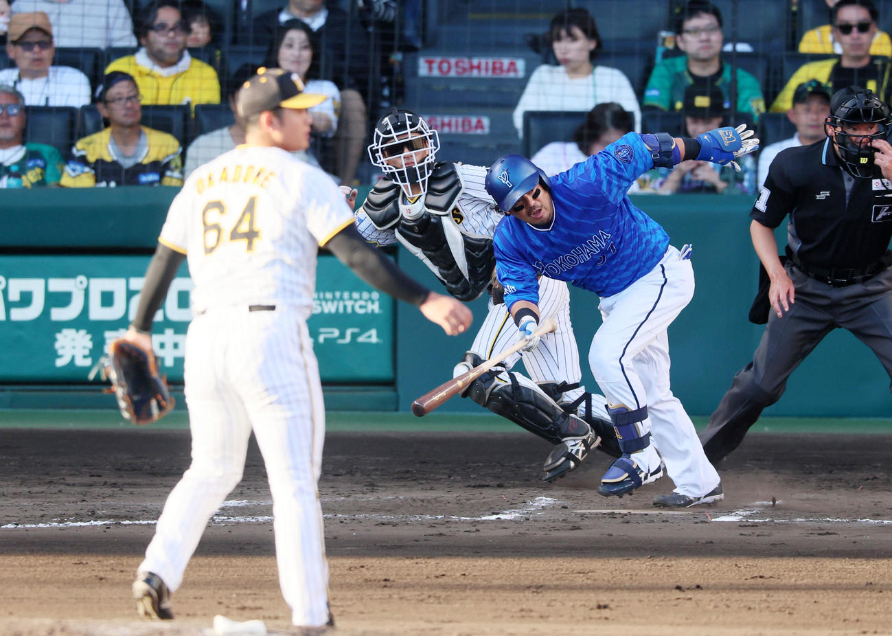 阪神対DeNA 7回表DeNA1死、宮崎は三ゴロを打ち負傷交代。投手岡留（撮影・加藤哉）
