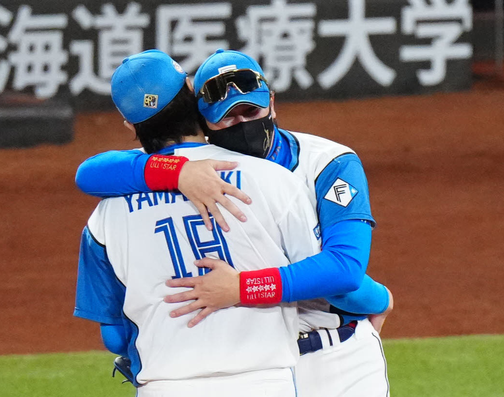 日本ハム対ロッテ　試合後、日本ハム山崎（手前）を祝福する新庄監督（撮影・江口和貴）
