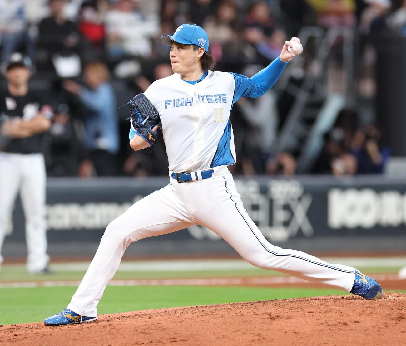 日本ハム対ロッテ　8回に登板の山崎（撮影・黒川智章）