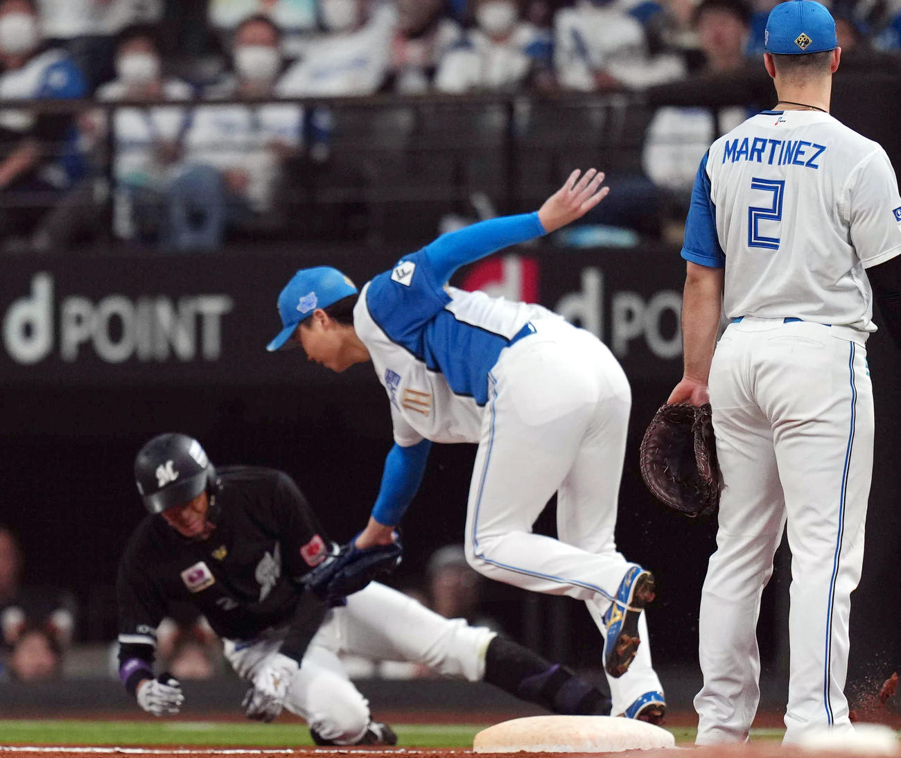 日本ハム対ロッテ　10回表、岡（左）を投ゴロに打ち取り、自らタッチする山崎（撮影・狩俣裕三）