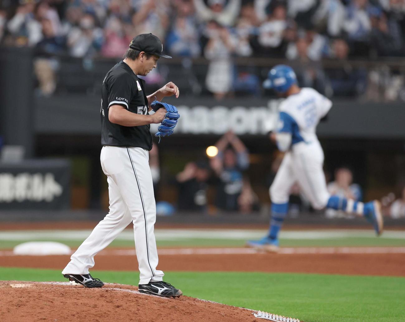 日本ハム対ロッテ　9回裏日本ハム1死、万波に本塁打を浴びる益田（撮影・黒川智章）