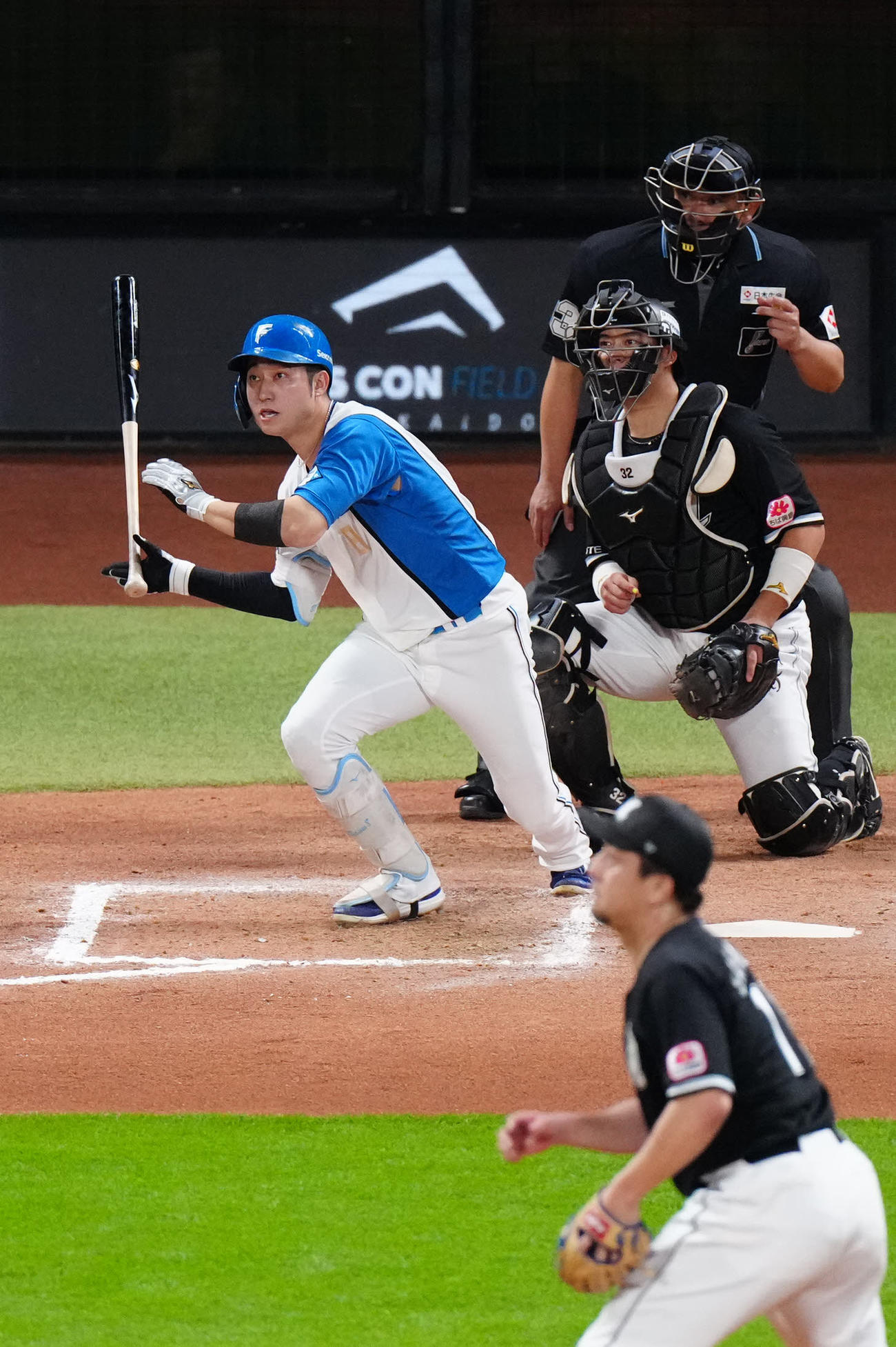 日本ハム対ロッテ　10回裏日本ハム2死一、三塁、サヨナラ適時打を放つ浅間。投手沢村（撮影・江口和貴）