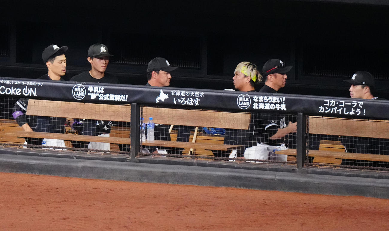 日本ハム対ロッテ　サヨナラ負けを喫し、ベンチで厳しい表情を見せるロッテの選手たち（撮影・江口和貴）