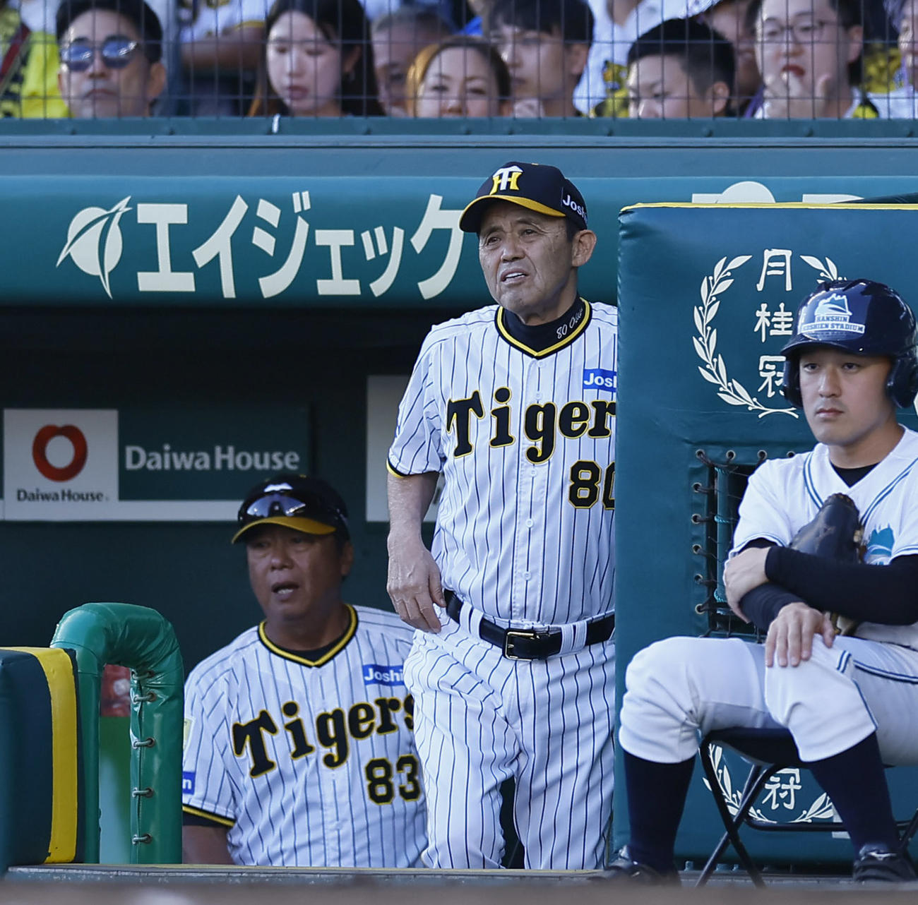阪神対DeNA 7回表DeNA無死一、二塁、投手交代を告げるためベンチを出る岡田監督（撮影・藤尾明華）