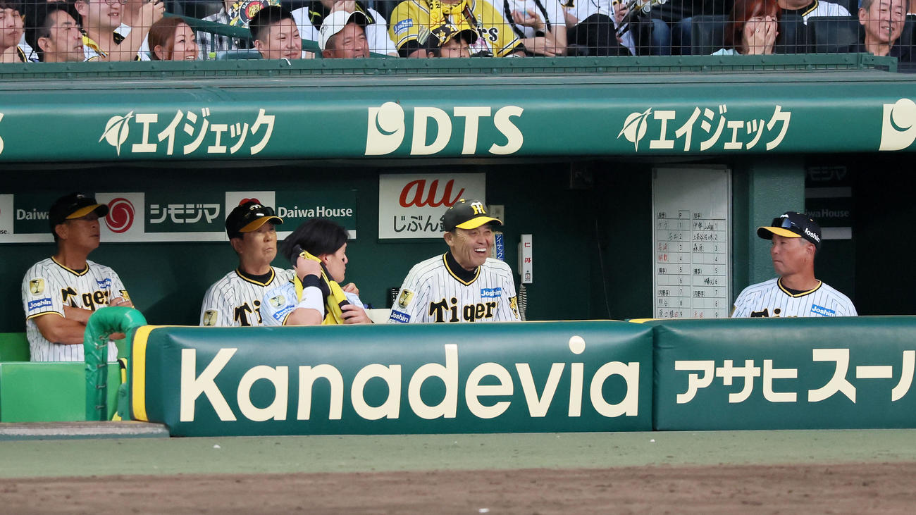 阪神対DeNA 8回裏阪神2死、岡田監督は坂本の一塁判定で三浦監督からリクエストが出され、アウト判定の結果にもベンチでひとり白い歯を見せる（撮影・加藤哉）