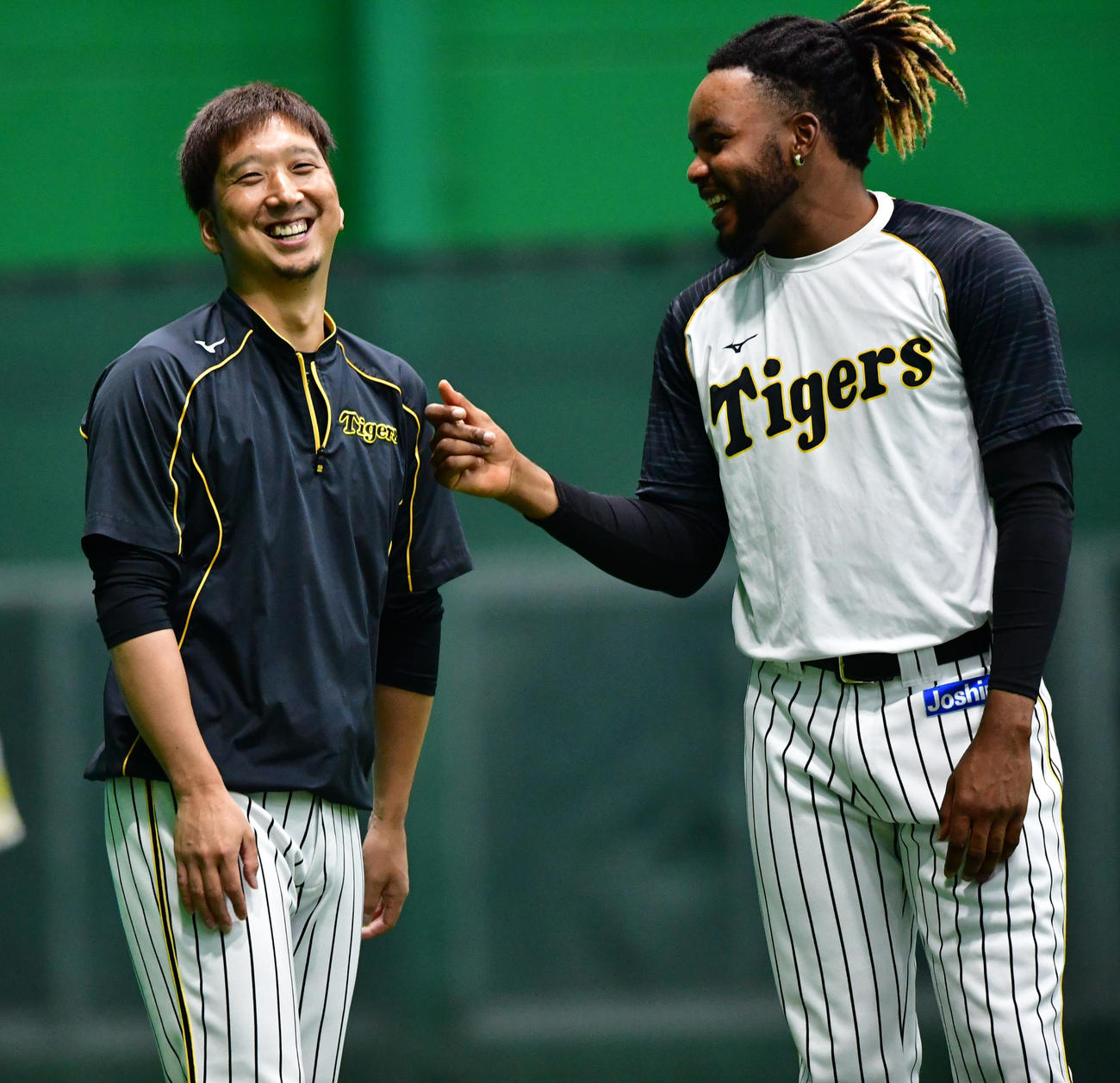練習でラファエル・ドリス（右）と笑顔をみせる藤川球児（2019年8月撮影）