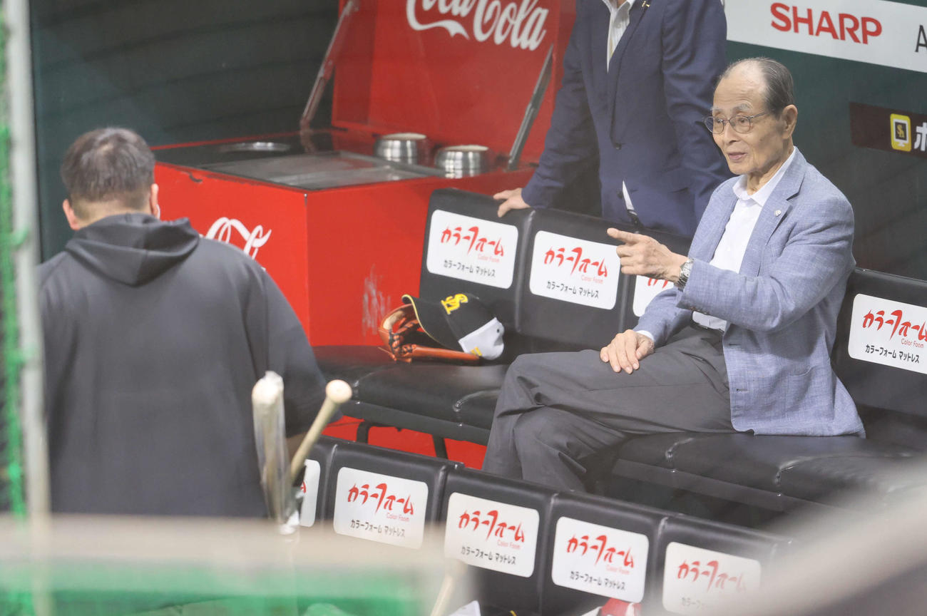 ベンチから山川に声をかける王球団会長（撮影・梅根麻紀）
