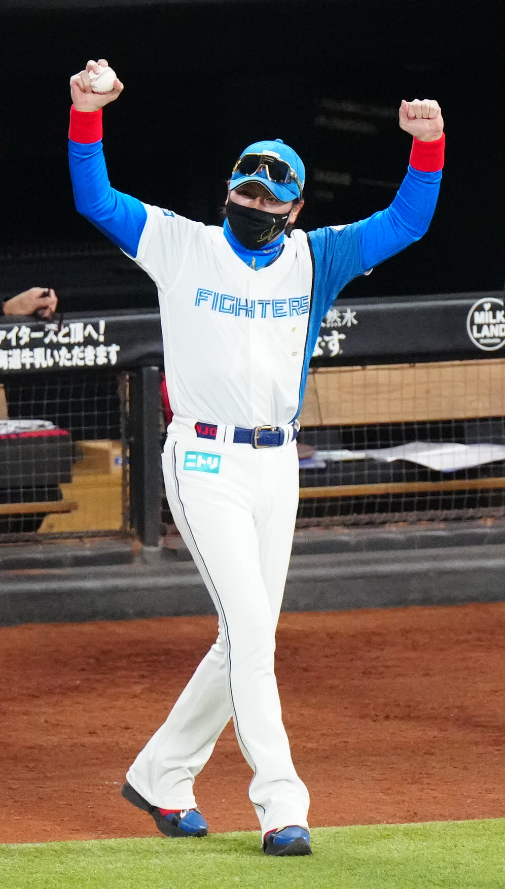 日本ハム対ロッテ　10回裏日本ハム2死一、三塁、浅間がサヨナラ適時打を放ち歓喜する新庄監督（撮影・江口和貴）