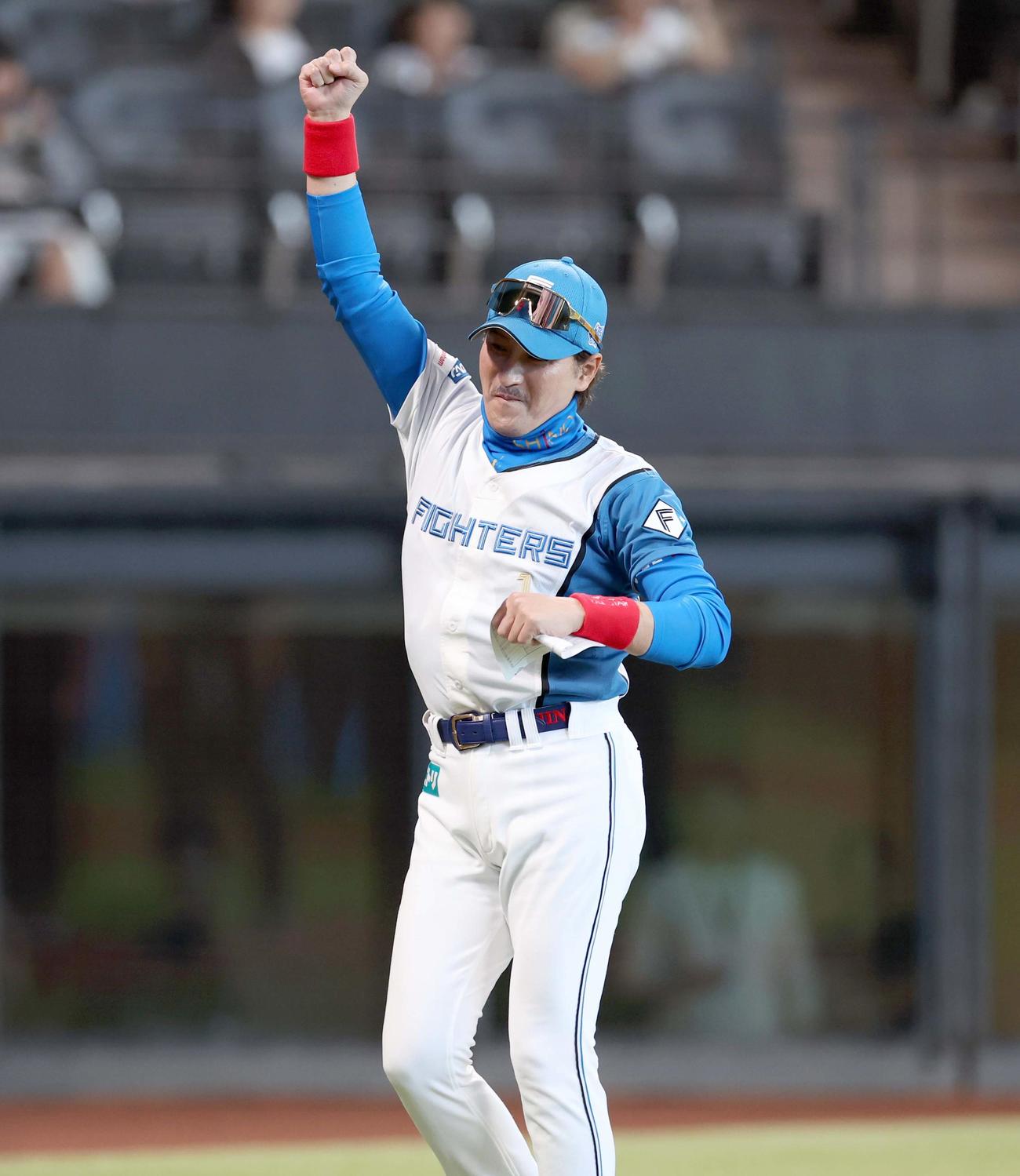 日本ハム対ロッテ　メンバー表交換後、スタンドに向かってガッツポーズの新庄監督（撮影・黒川智章）