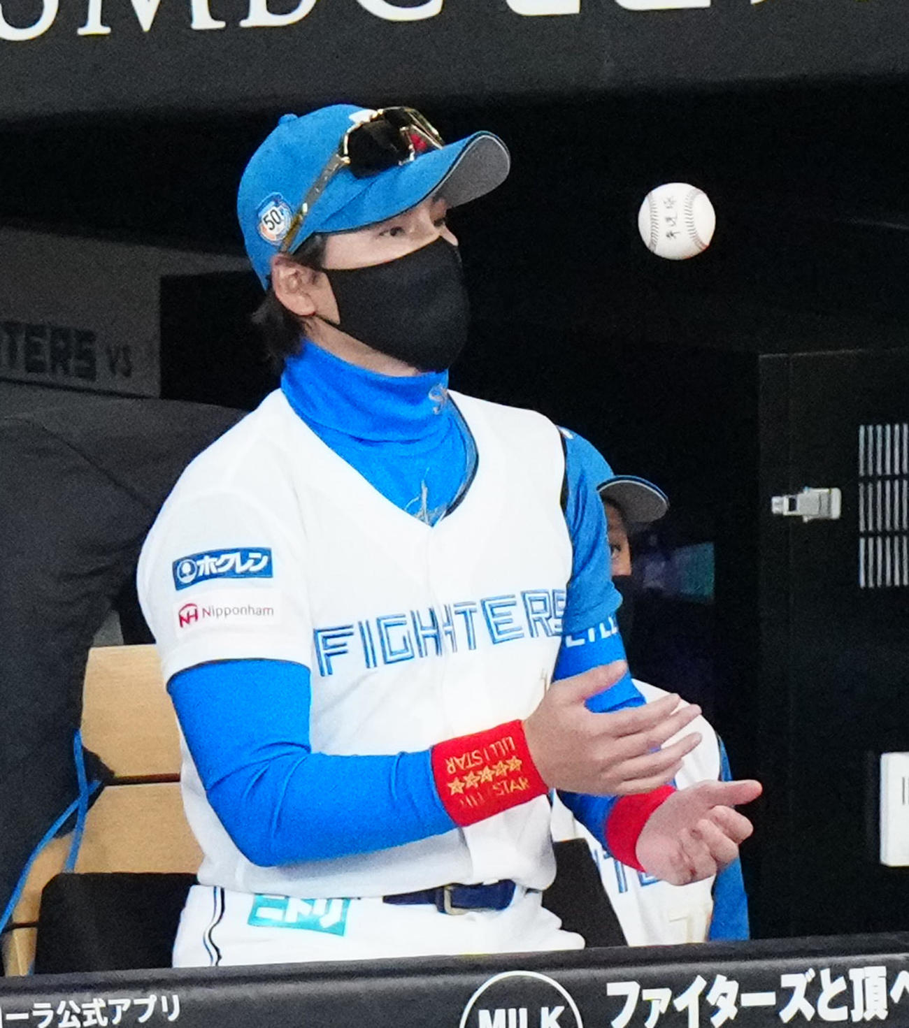 日本ハム対ロッテ　7回裏、ベンチでボールを宙に舞わせる日本ハム新庄監督（撮影・江口和貴）