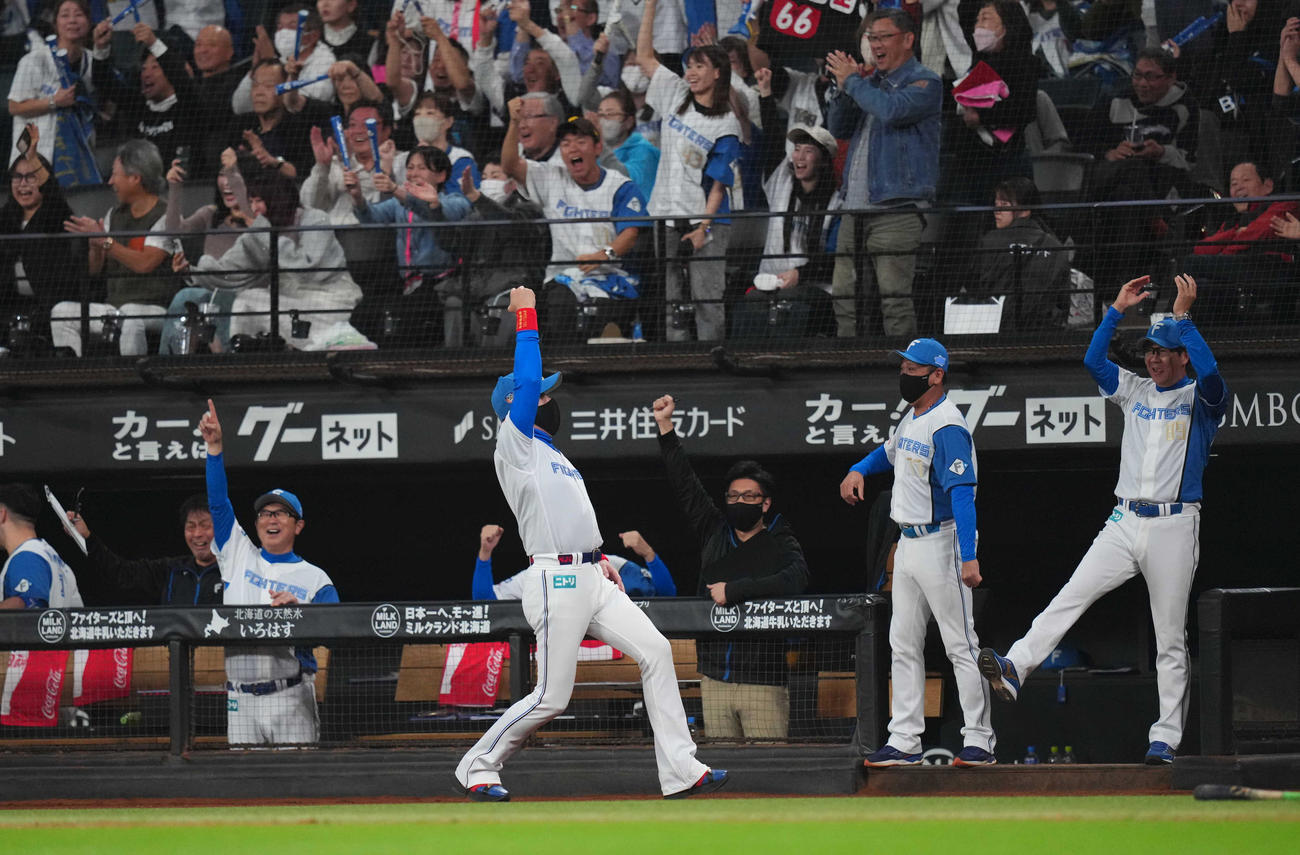 日本ハム対ロッテ　9回裏日本ハム1死、万波がソロ本塁打を放ち、ベンチを出て大きくガッツポーズを決める新庄監督（撮影・狩俣裕三）